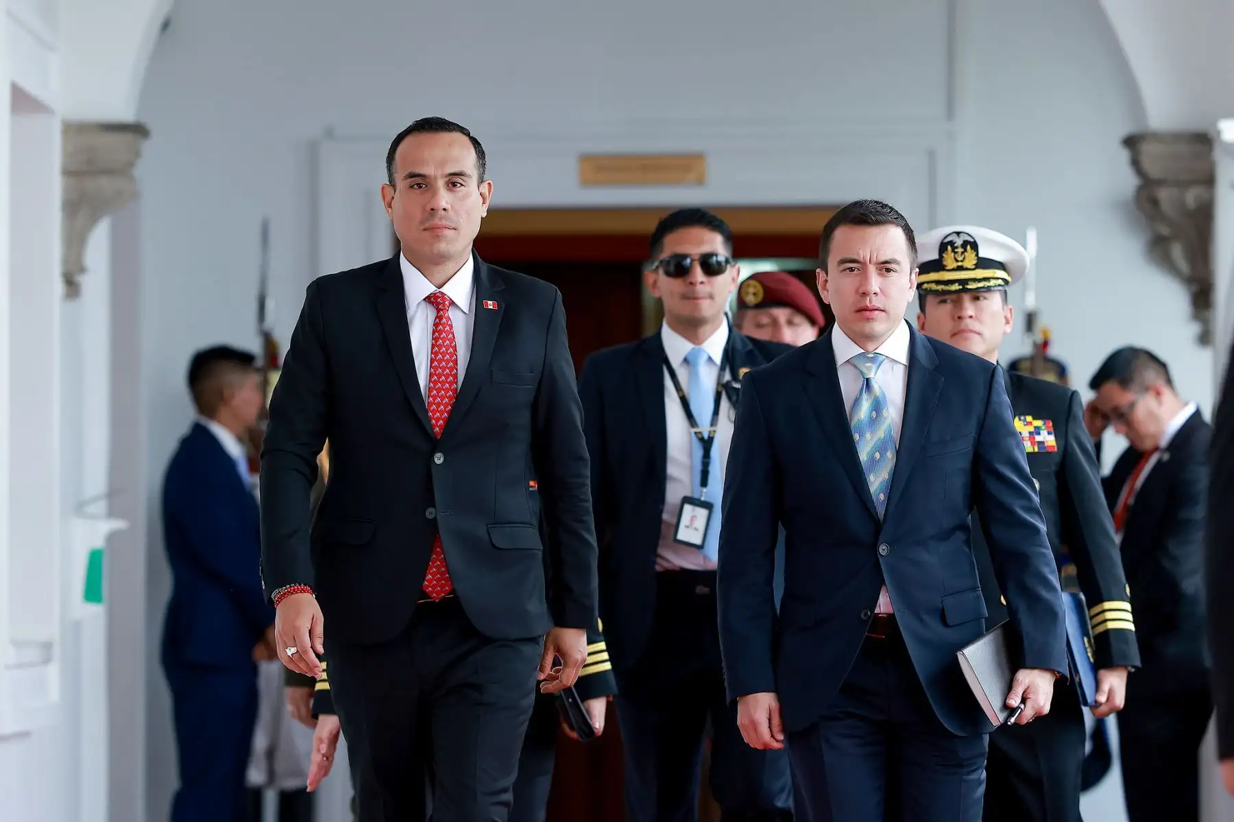 El presidente José Jerí y su homólogo Daniel Noboa inauguraron el Encuentro Presidencial y XVI Gabinete Binacional en el Palacio de Carondelet, donde autoridades de ambos países evaluaron acciones conjuntas contra la delincuencia internacional y las economías ilegales, además de revisar medidas para fortalecer los acuerdos comerciales. Foto: Presidencia