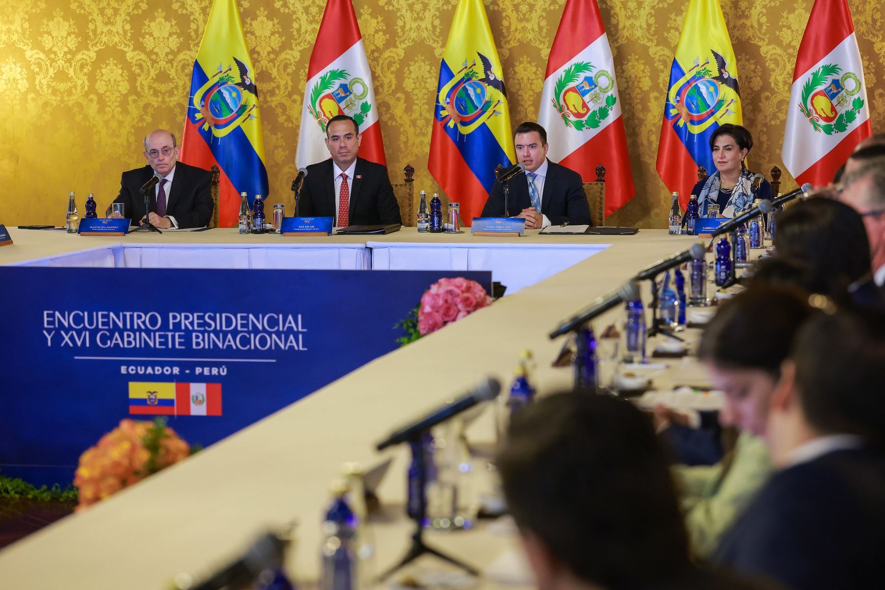 El presidente José Jerí y su homólogo Daniel Noboa inauguraron el Encuentro Presidencial y XVI Gabinete Binacional en el Palacio de Carondelet, donde autoridades de ambos países evaluaron acciones conjuntas contra la delincuencia internacional y las economías ilegales, además de revisar medidas para fortalecer los acuerdos comerciales. Foto: Presidencia