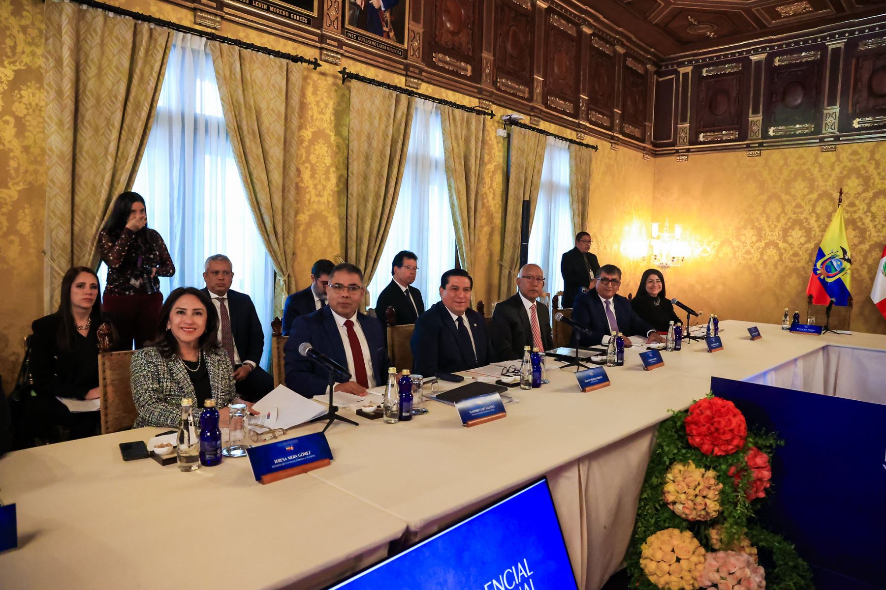 El presidente José Jerí y su homólogo Daniel Noboa inauguraron el Encuentro Presidencial y XVI Gabinete Binacional en el Palacio de Carondelet, donde autoridades de ambos países evaluaron acciones conjuntas contra la delincuencia internacional y las economías ilegales, además de revisar medidas para fortalecer los acuerdos comerciales. Foto: Presidencia