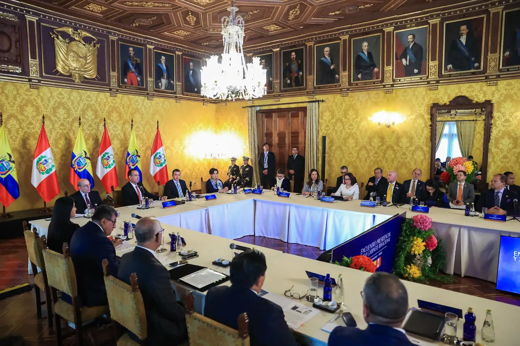 El presidente José Jerí y su homólogo Daniel Noboa inauguraron el Encuentro Presidencial y XVI Gabinete Binacional en el Palacio de Carondelet, donde autoridades de ambos países evaluaron acciones conjuntas contra la delincuencia internacional y las economías ilegales, además de revisar medidas para fortalecer los acuerdos comerciales. Foto: Presidencia