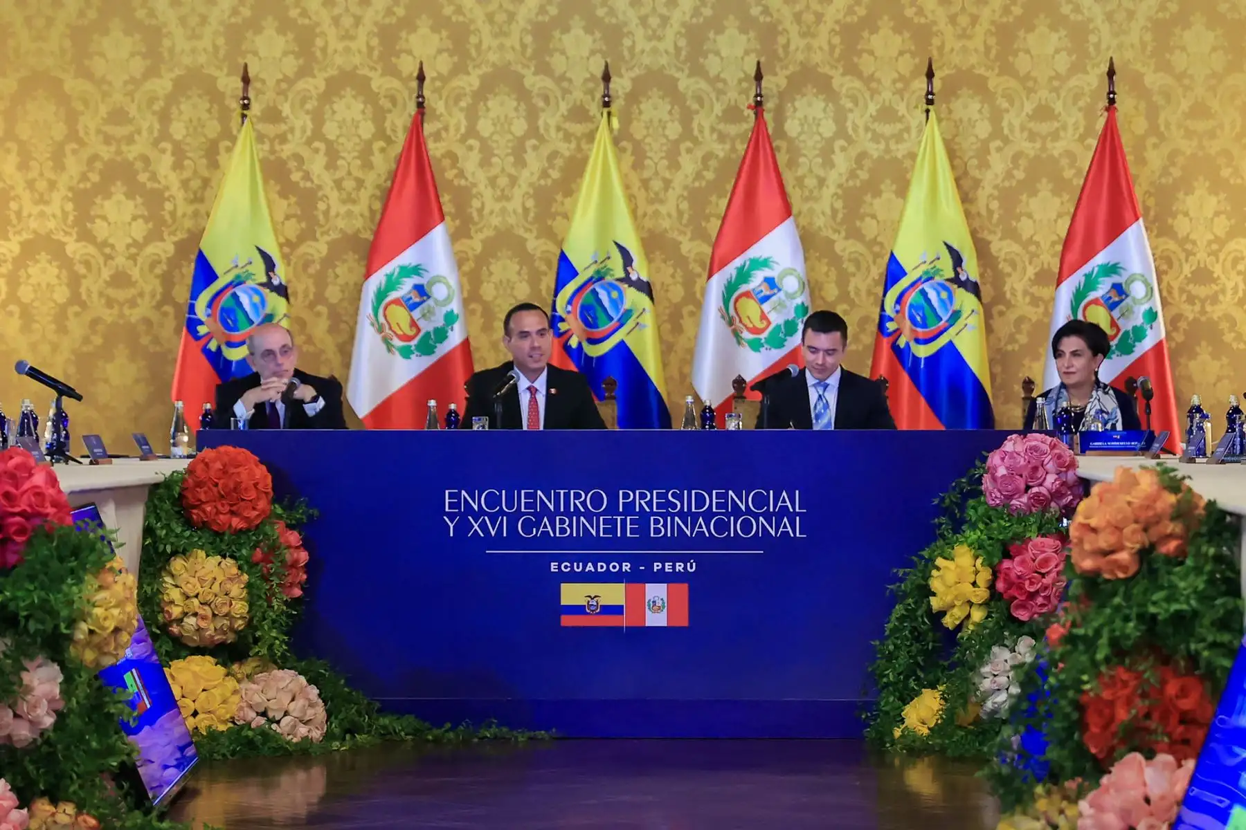 El presidente José Jerí y su homólogo Daniel Noboa inauguraron el Encuentro Presidencial y XVI Gabinete Binacional en el Palacio de Carondelet, donde autoridades de ambos países evaluaron acciones conjuntas contra la delincuencia internacional y las economías ilegales, además de revisar medidas para fortalecer los acuerdos comerciales. Foto: Presidencia