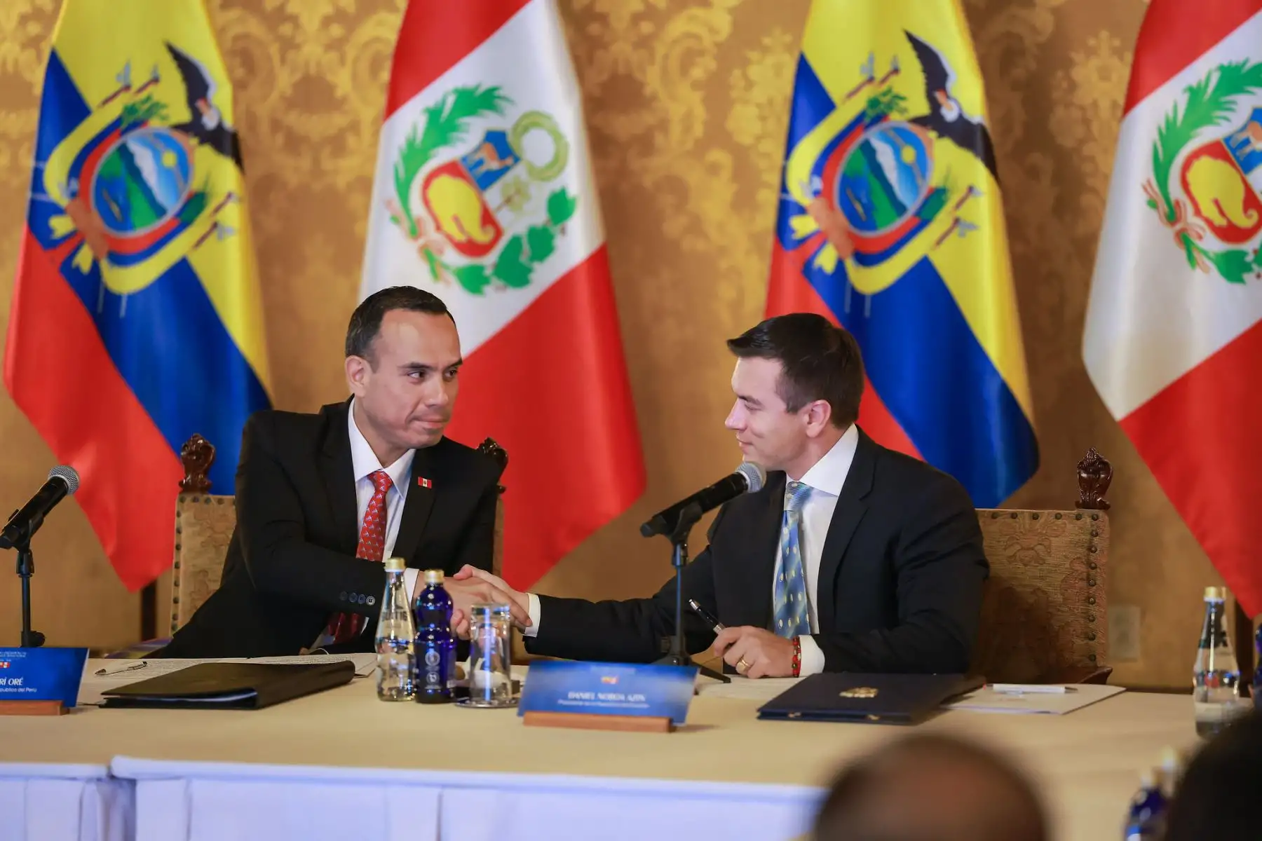 El presidente José Jerí y su homólogo Daniel Noboa inauguraron el Encuentro Presidencial y XVI Gabinete Binacional en el Palacio de Carondelet, donde autoridades de ambos países evaluaron acciones conjuntas contra la delincuencia internacional y las economías ilegales, además de revisar medidas para fortalecer los acuerdos comerciales. Foto: Presidencia