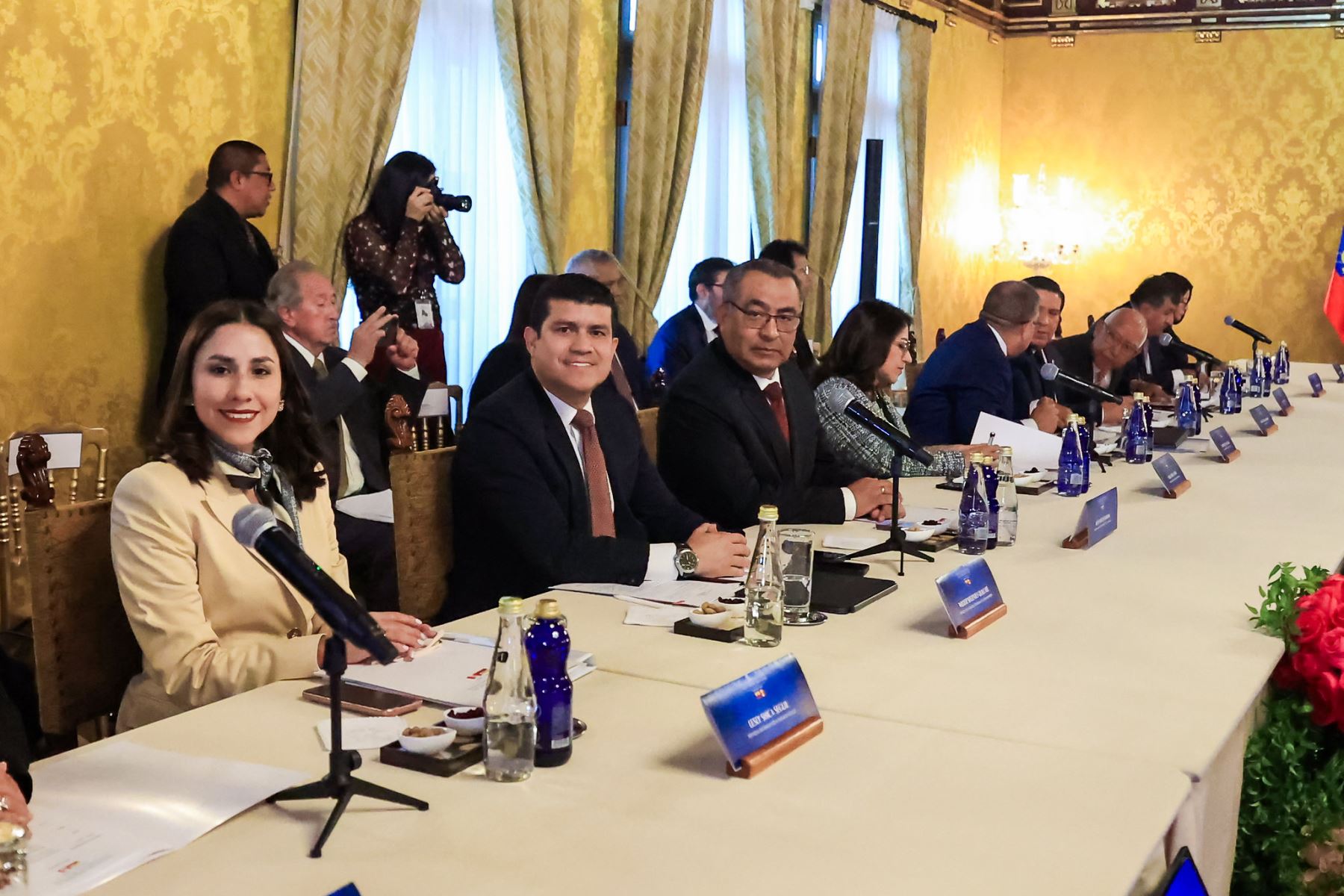 El presidente José Jerí y su homólogo Daniel Noboa inauguraron el Encuentro Presidencial y XVI Gabinete Binacional en el Palacio de Carondelet, donde autoridades de ambos países evaluaron acciones conjuntas contra la delincuencia internacional y las economías ilegales, además de revisar medidas para fortalecer los acuerdos comerciales. Foto: Presidencia