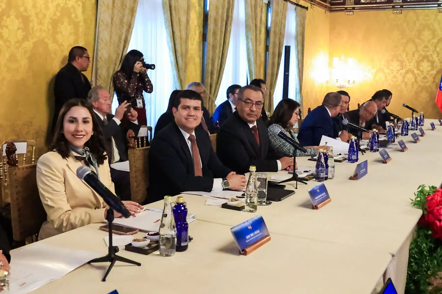 El presidente José Jerí y su homólogo Daniel Noboa inauguraron el Encuentro Presidencial y XVI Gabinete Binacional en el Palacio de Carondelet, donde autoridades de ambos países evaluaron acciones conjuntas contra la delincuencia internacional y las economías ilegales, además de revisar medidas para fortalecer los acuerdos comerciales. Foto: Presidencia