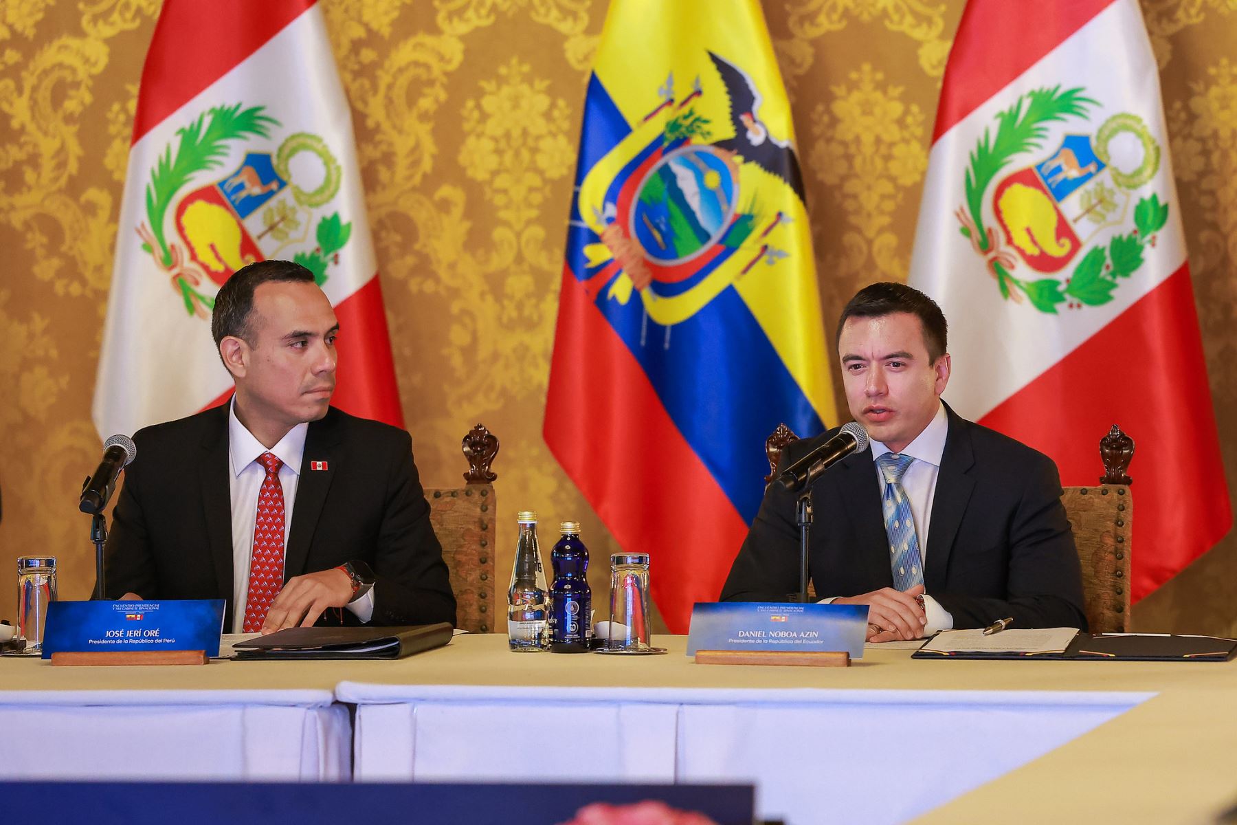 El presidente José Jerí y su homólogo Daniel Noboa inauguraron el Encuentro Presidencial y XVI Gabinete Binacional en el Palacio de Carondelet, donde autoridades de ambos países evaluaron acciones conjuntas contra la delincuencia internacional y las economías ilegales, además de revisar medidas para fortalecer los acuerdos comerciales. Foto: Presidencia