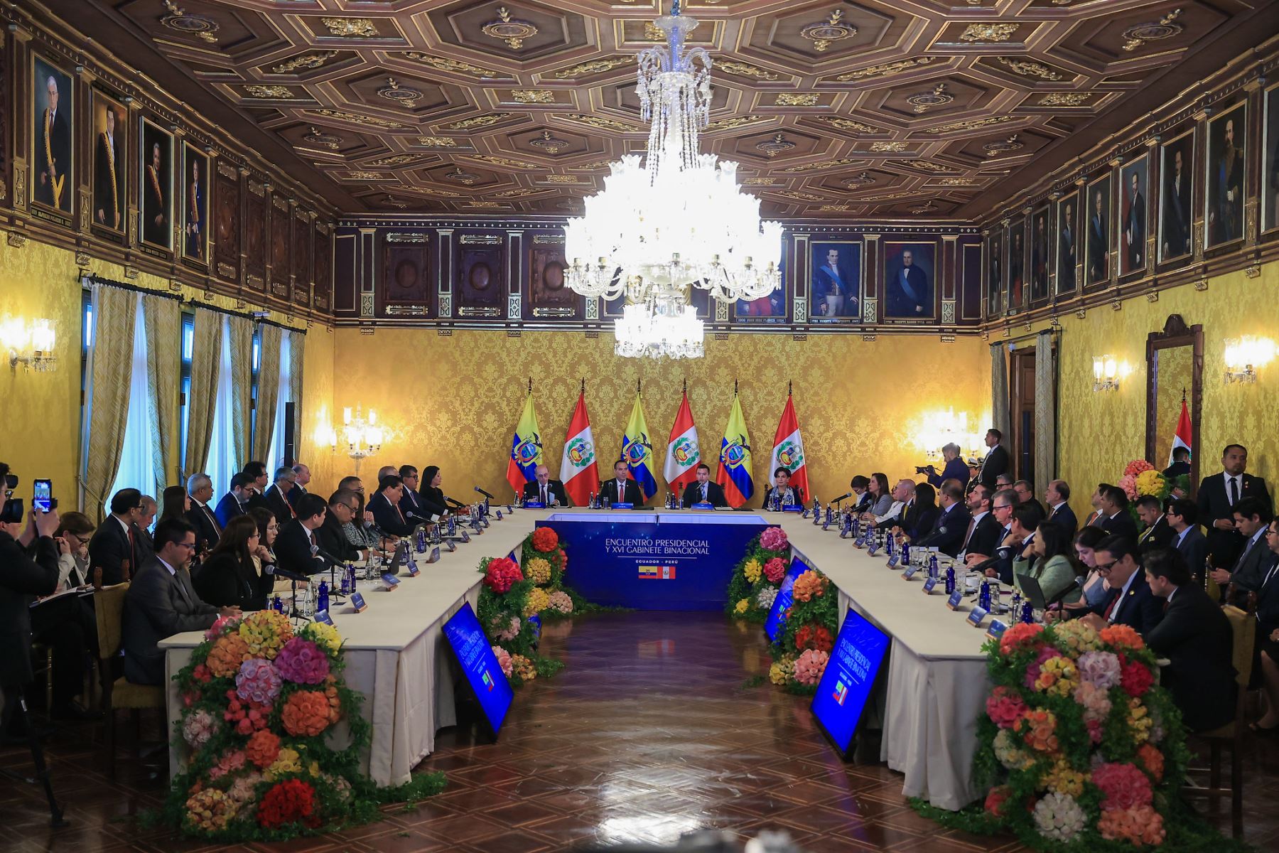 El presidente José Jerí y su homólogo Daniel Noboa inauguraron el Encuentro Presidencial y XVI Gabinete Binacional en el Palacio de Carondelet, donde autoridades de ambos países evaluaron acciones conjuntas contra la delincuencia internacional y las economías ilegales, además de revisar medidas para fortalecer los acuerdos comerciales. Foto: Presidencia