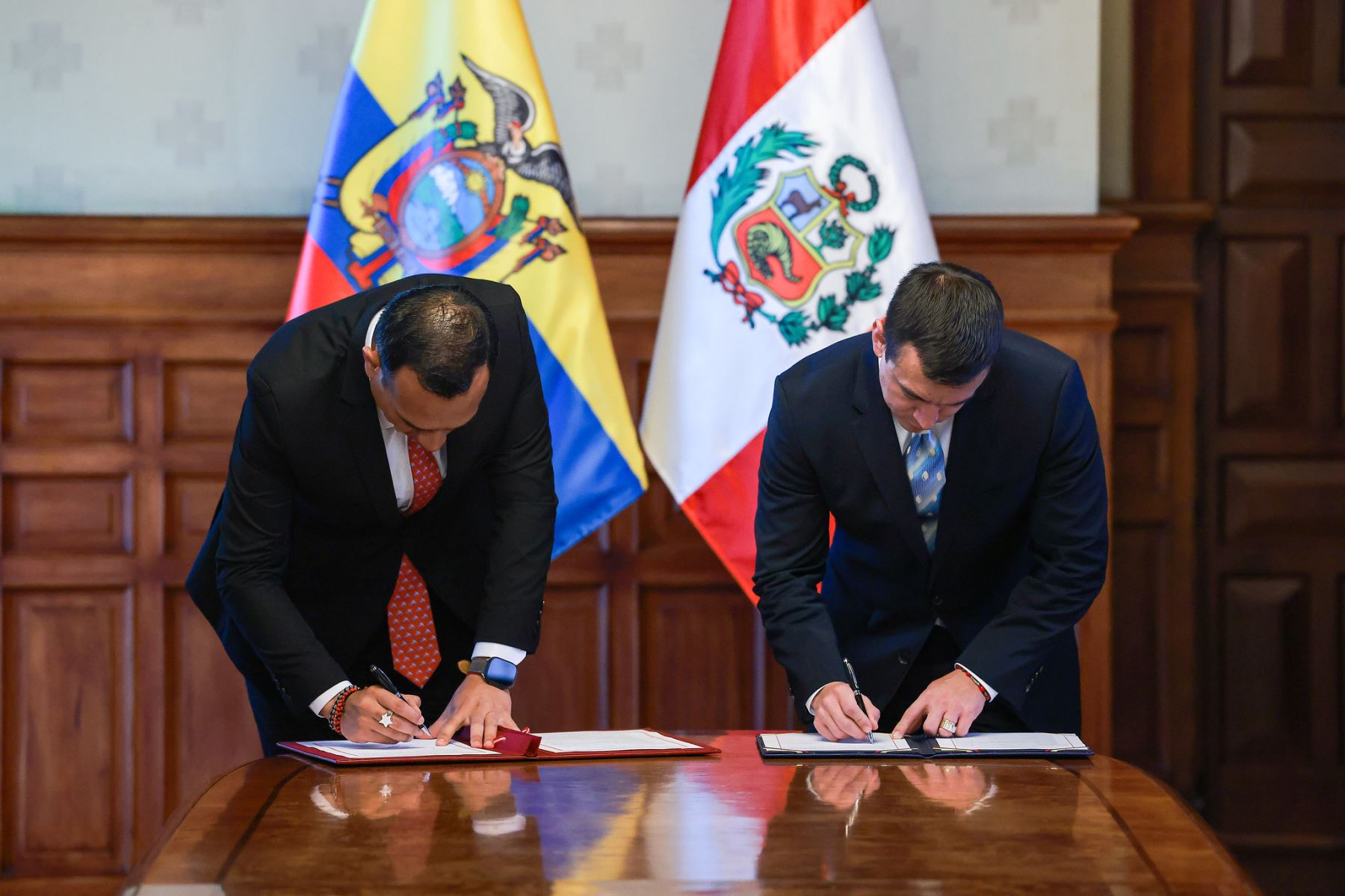 El presidente José Jerí y su homólogo ecuatoriano, Daniel Noboa, suscribieron nuevos instrumentos de cooperación binacional para unir esfuerzos en la lucha contra la minería ilegal, fortalecer la integración fronteriza y promover el desarrollo del comercio exterior, el turismo y otras áreas de cooperación conjunta. Foto: Presidencia