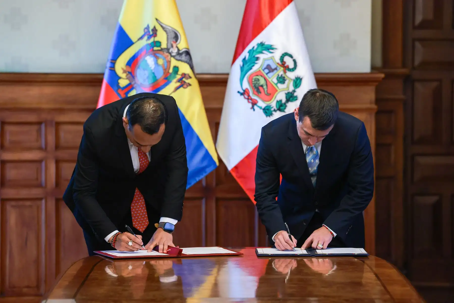El presidente José Jerí y su homólogo ecuatoriano, Daniel Noboa, suscribieron nuevos instrumentos de cooperación binacional para unir esfuerzos en la lucha contra la minería ilegal, fortalecer la integración fronteriza y promover el desarrollo del comercio exterior, el turismo y otras áreas de cooperación conjunta. Foto: Presidencia