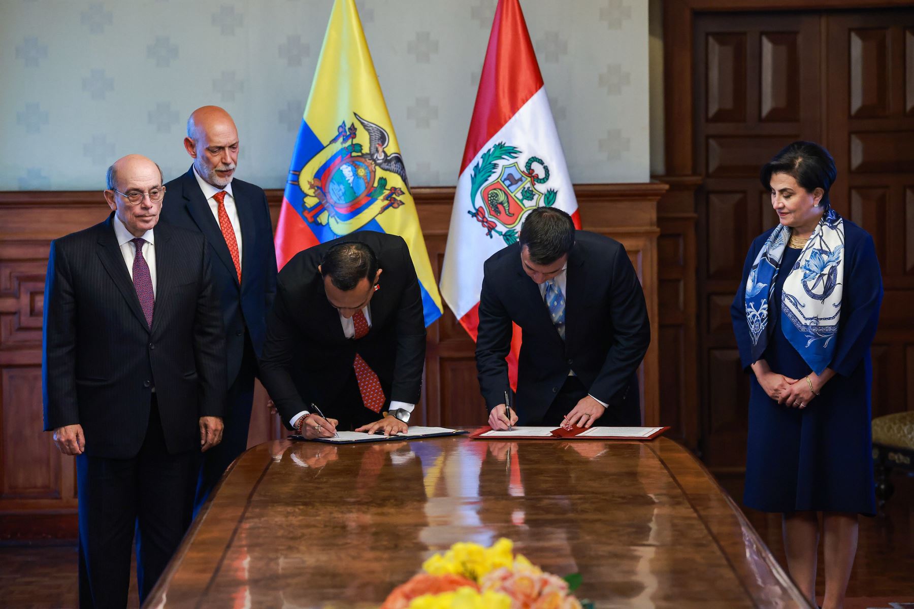 El presidente José Jerí y su homólogo ecuatoriano, Daniel Noboa, suscribieron nuevos instrumentos de cooperación binacional para unir esfuerzos en la lucha contra la minería ilegal, fortalecer la integración fronteriza y promover el desarrollo del comercio exterior, el turismo y otras áreas de cooperación conjunta. Foto: Presidencia