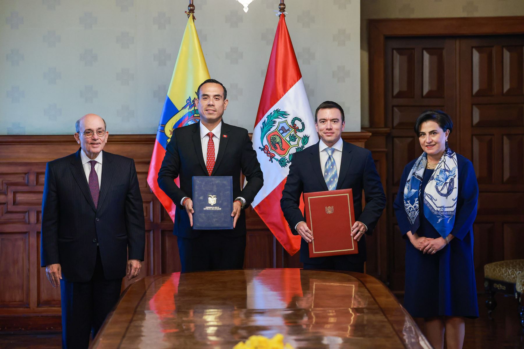 El presidente José Jerí y su homólogo ecuatoriano, Daniel Noboa, suscribieron nuevos instrumentos de cooperación binacional para unir esfuerzos en la lucha contra la minería ilegal, fortalecer la integración fronteriza y promover el desarrollo del comercio exterior, el turismo y otras áreas de cooperación conjunta. Foto: Presidencia