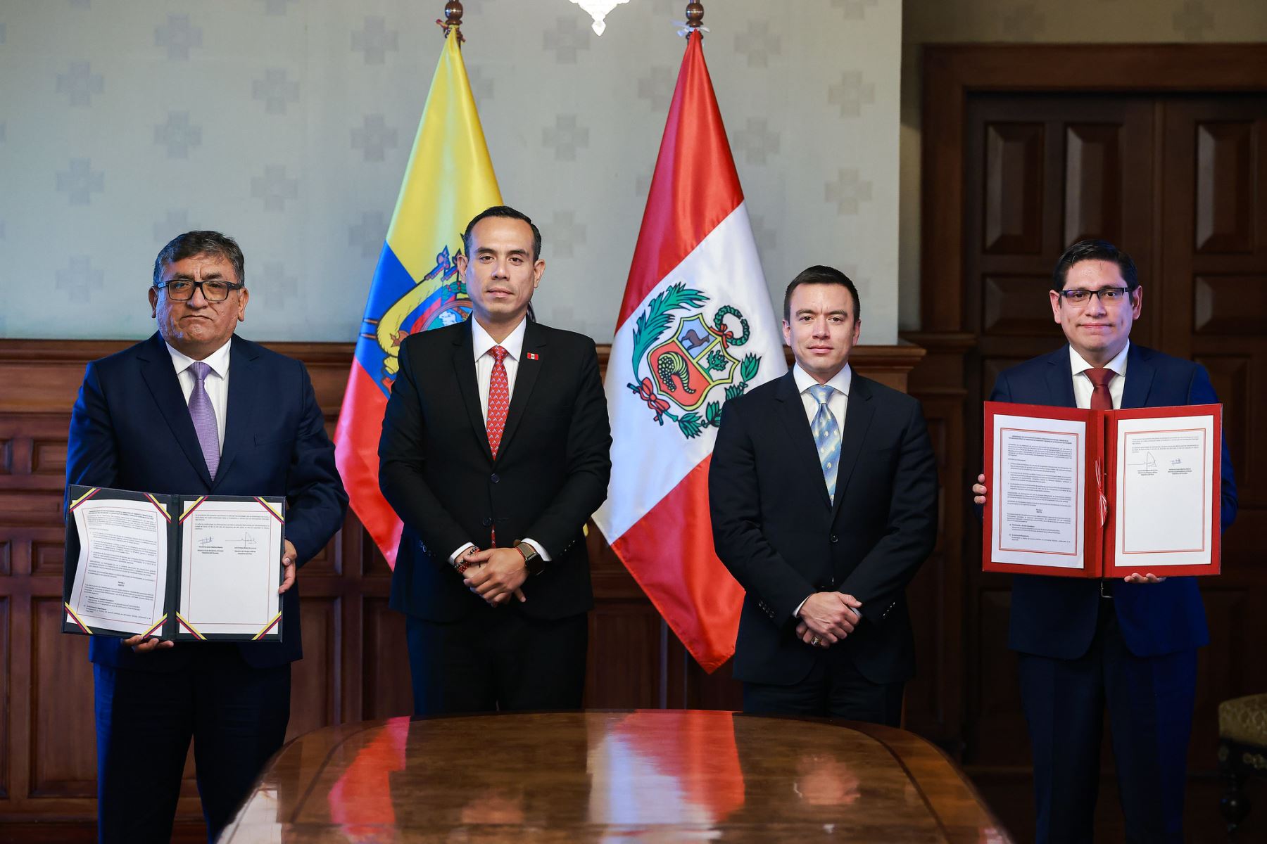 El presidente José Jerí y su homólogo ecuatoriano, Daniel Noboa, suscribieron nuevos instrumentos de cooperación binacional para unir esfuerzos en la lucha contra la minería ilegal, fortalecer la integración fronteriza y promover el desarrollo del comercio exterior, el turismo y otras áreas de cooperación conjunta. Foto: Presidencia