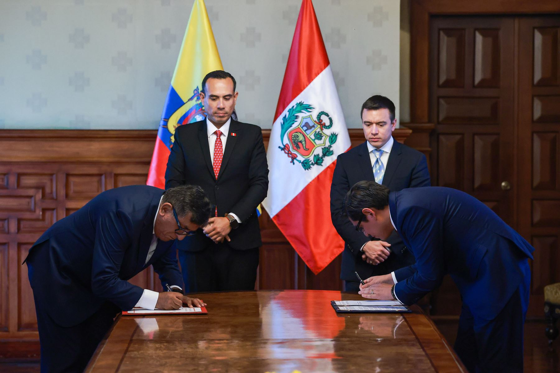 El presidente José Jerí y su homólogo ecuatoriano, Daniel Noboa, suscribieron nuevos instrumentos de cooperación binacional para unir esfuerzos en la lucha contra la minería ilegal, fortalecer la integración fronteriza y promover el desarrollo del comercio exterior, el turismo y otras áreas de cooperación conjunta. Foto: Presidencia