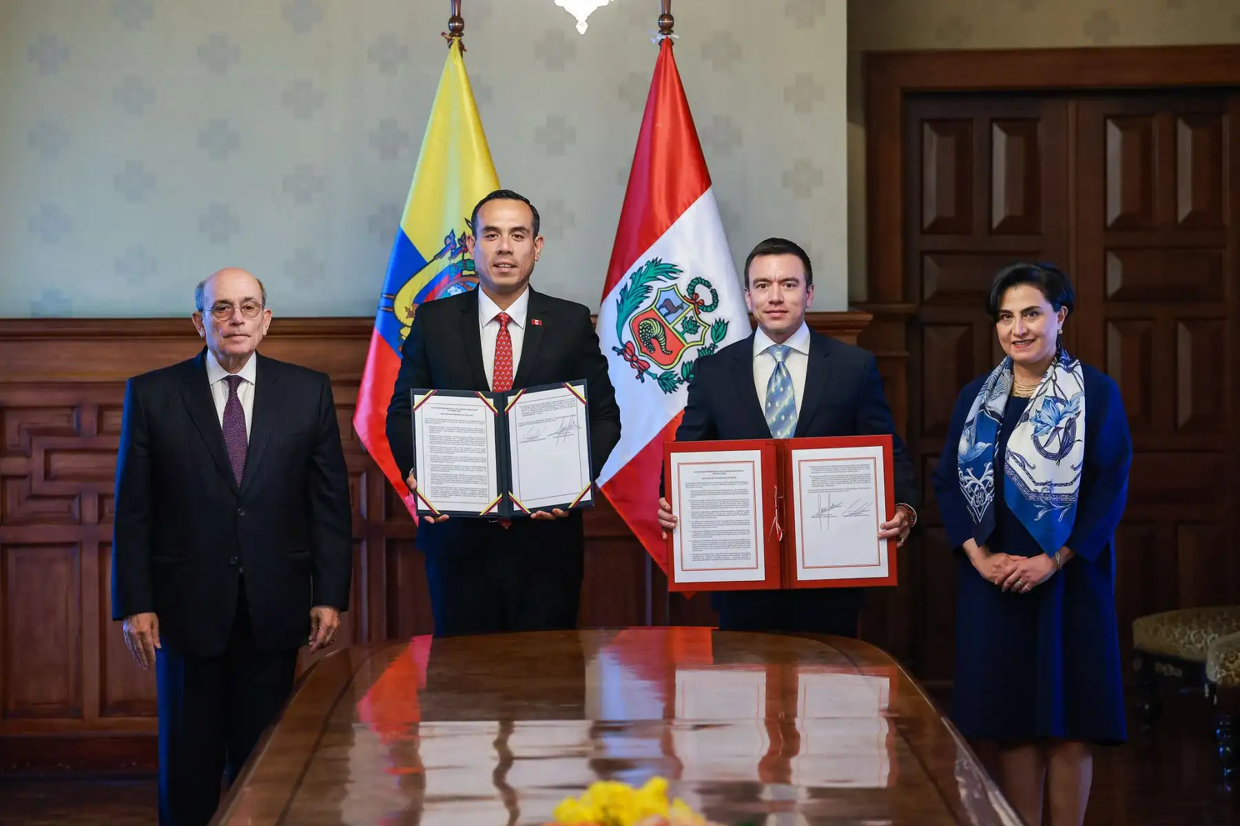 El presidente José Jerí y su homólogo ecuatoriano, Daniel Noboa, suscribieron nuevos instrumentos de cooperación binacional para unir esfuerzos en la lucha contra la minería ilegal, fortalecer la integración fronteriza y promover el desarrollo del comercio exterior, el turismo y otras áreas de cooperación conjunta. Foto: Presidencia