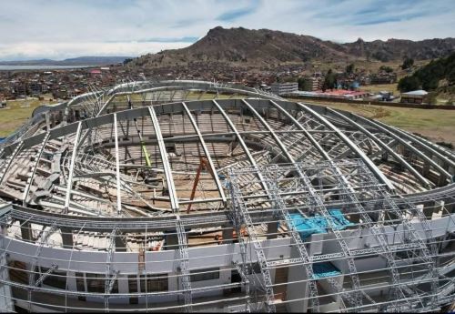 Así quedó el techo del coliseo cubierto de Salcedo, región Puno, tras el colapso de su estructura registrado esta mañana. El accidente dejó un trabajador muerto y diez heridos. ANDINA/Difusión
