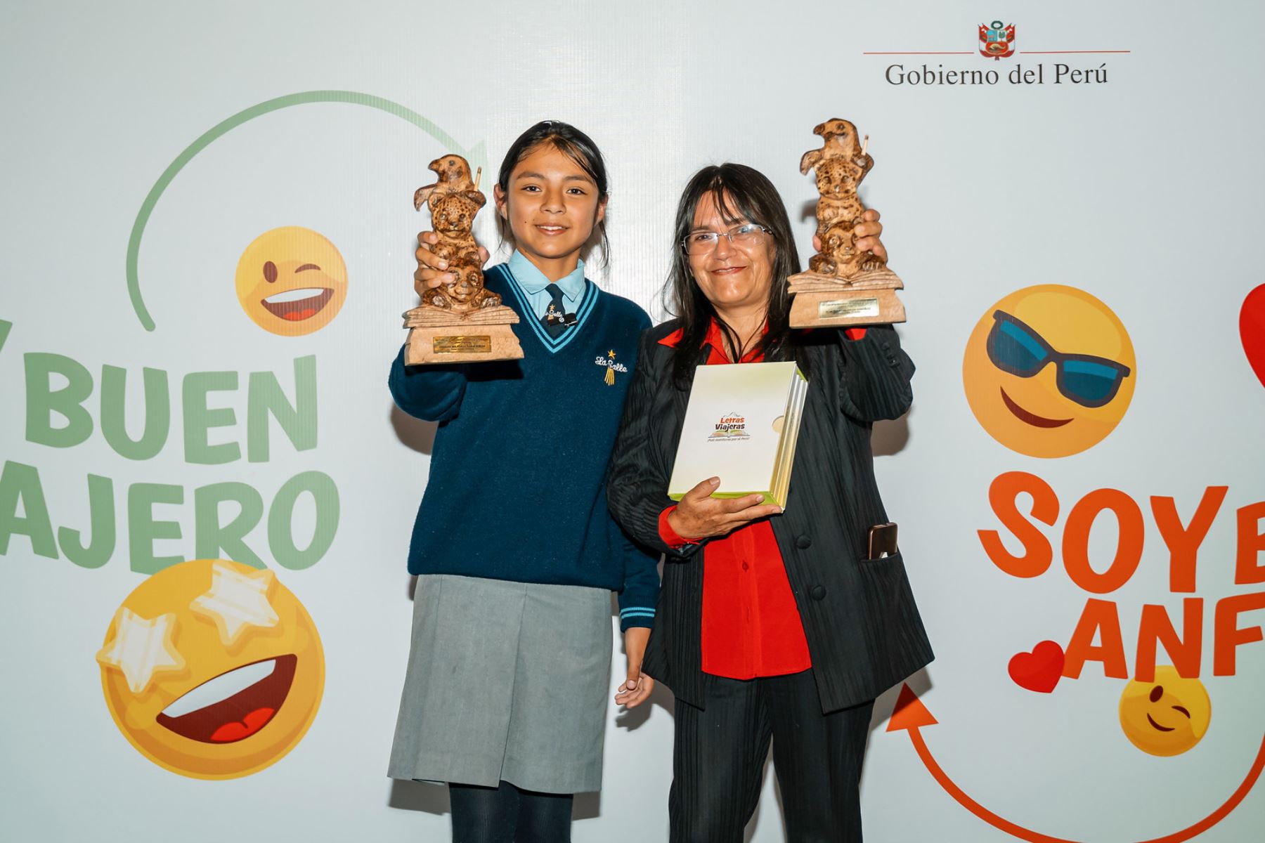 La premiación se desarrolló en la Institución Educativa N.° 50575 Aplicación – La Salle de Urubamba, en Cusco, donde estudia la alumna de sexto grado. El Mincetur destacó el talento y la creatividad de la estudiante en un ambiente que celebró el esfuerzo de toda la comunidad educativa. Foto: Mincetur