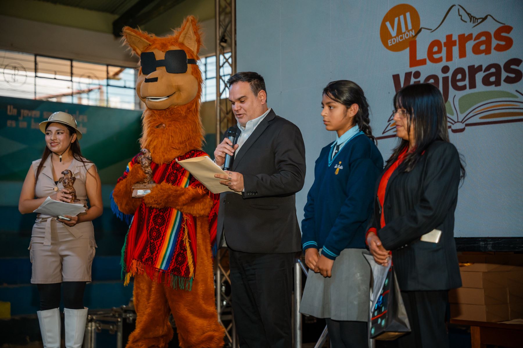Durante la ceremonia también se reconoció a la docente Elsa Rocío Talavera Gonzales, asesora del cuento ganador. Su acompañamiento pedagógico fue clave en el proceso creativo y en la consolidación del mensaje educativo de la obra. Foto: Mincetur
