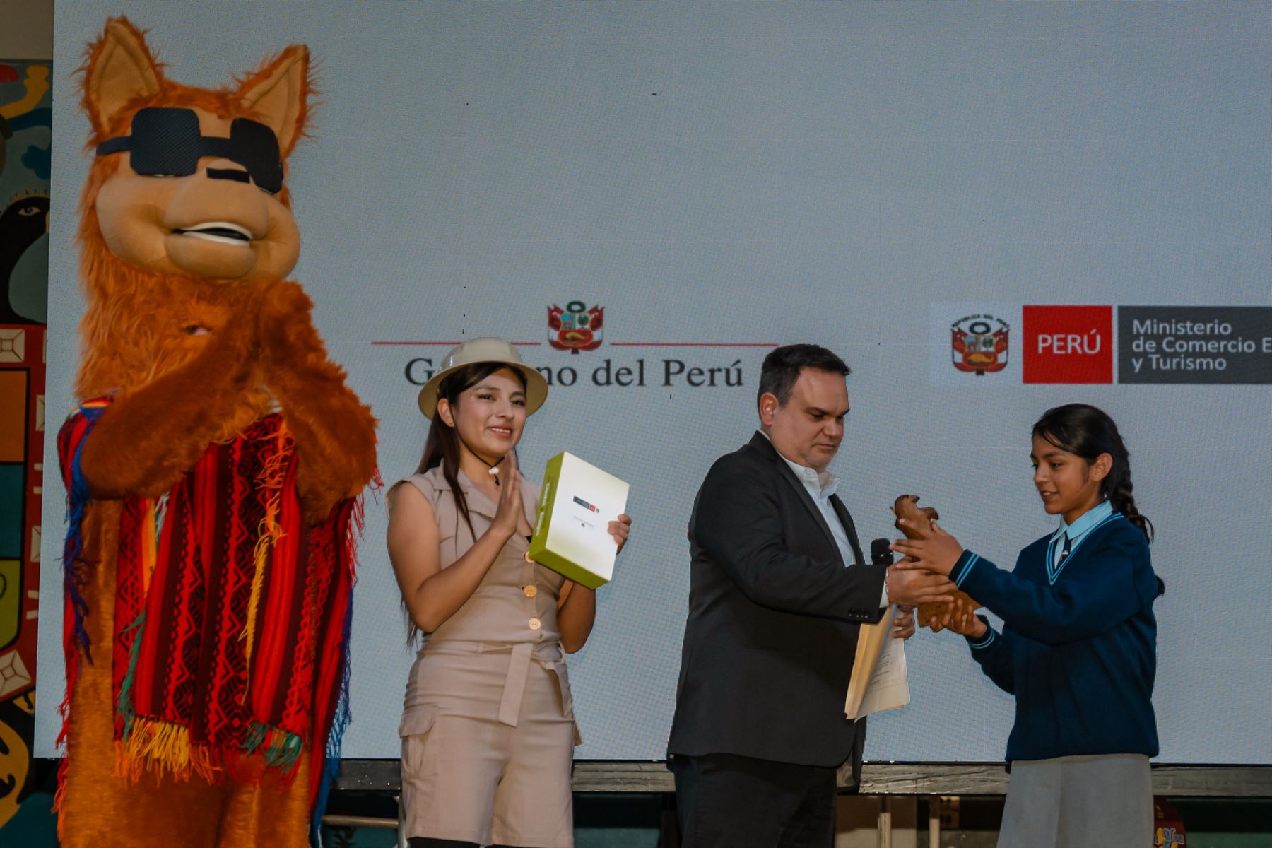 “Letras Viajeras” es un concurso que se realiza desde 2017 y que busca promover valores de hospitalidad, identidad y sostenibilidad en estudiantes de primaria y secundaria. En sus seis ediciones anteriores, ha recibido más de doce mil trabajos, consolidándose como una iniciativa relevante para el turismo educativo del país. Foto: Mincetur