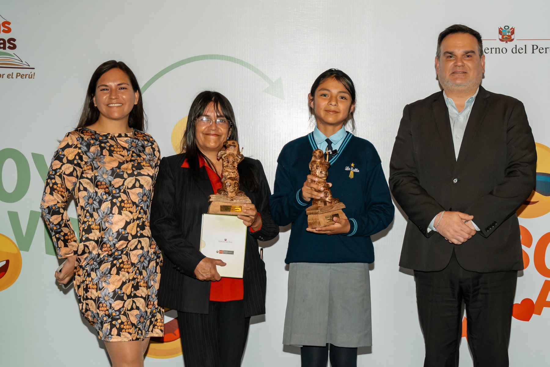 Como parte del premio, Zahara Soria Rueda recibió pasajes dobles y una estadía turística en Iquitos, reconocimiento que también fue otorgado a su docente asesora. El certamen reafirma el compromiso del Mincetur con la formación de una ciudadanía responsable y consciente del valor del patrimonio nacional. Foto: Mincetur