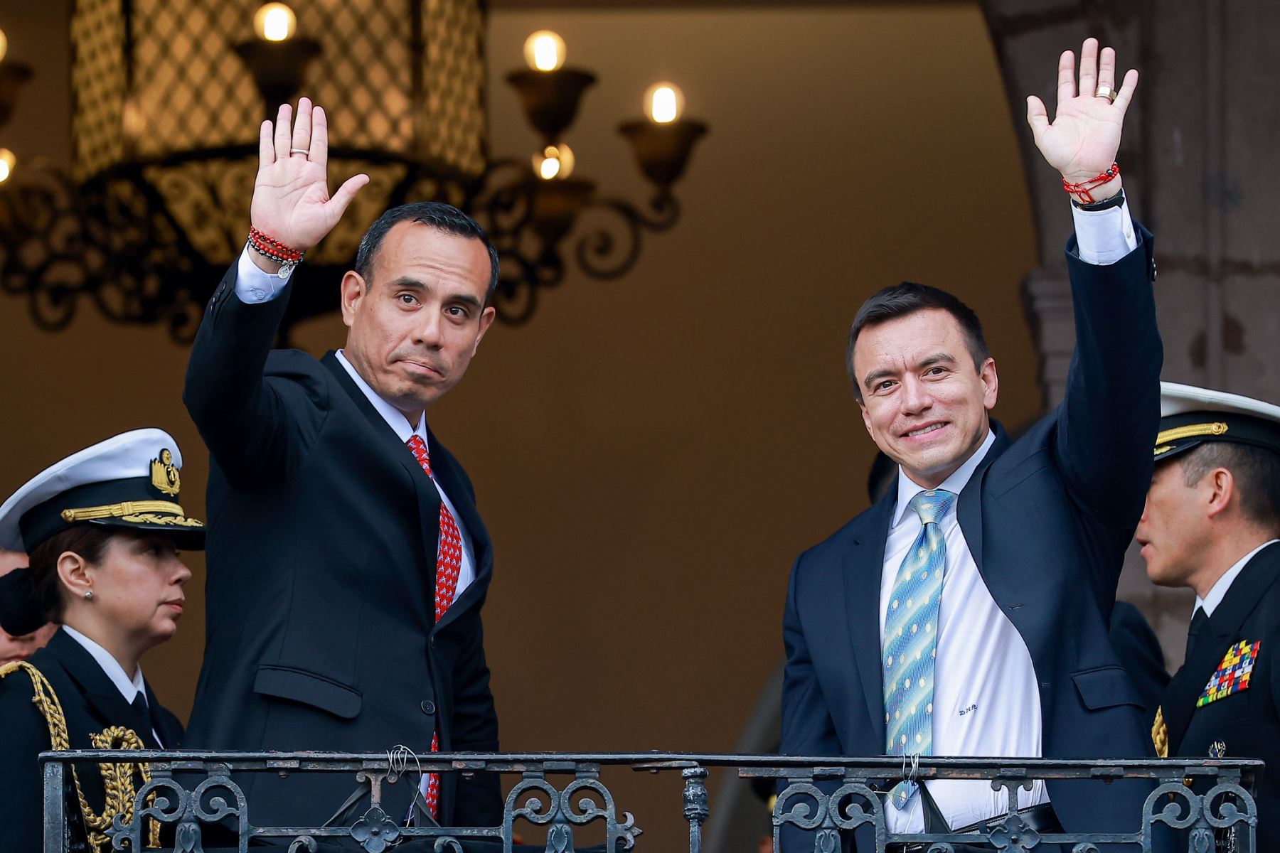 En el marco del Encuentro Presidencial y XVI Gabinete Binacional, el presidente José Jerí y su Gabinete Ministerial asistieron al Cambio de Guardia de los Granaderos de Tarqui en el Palacio de Carondelet, una ceremonia protocolar que resaltó el respeto mutuo entre Perú y Ecuador por sus tradiciones y símbolos históricos. Foto: Presidencia