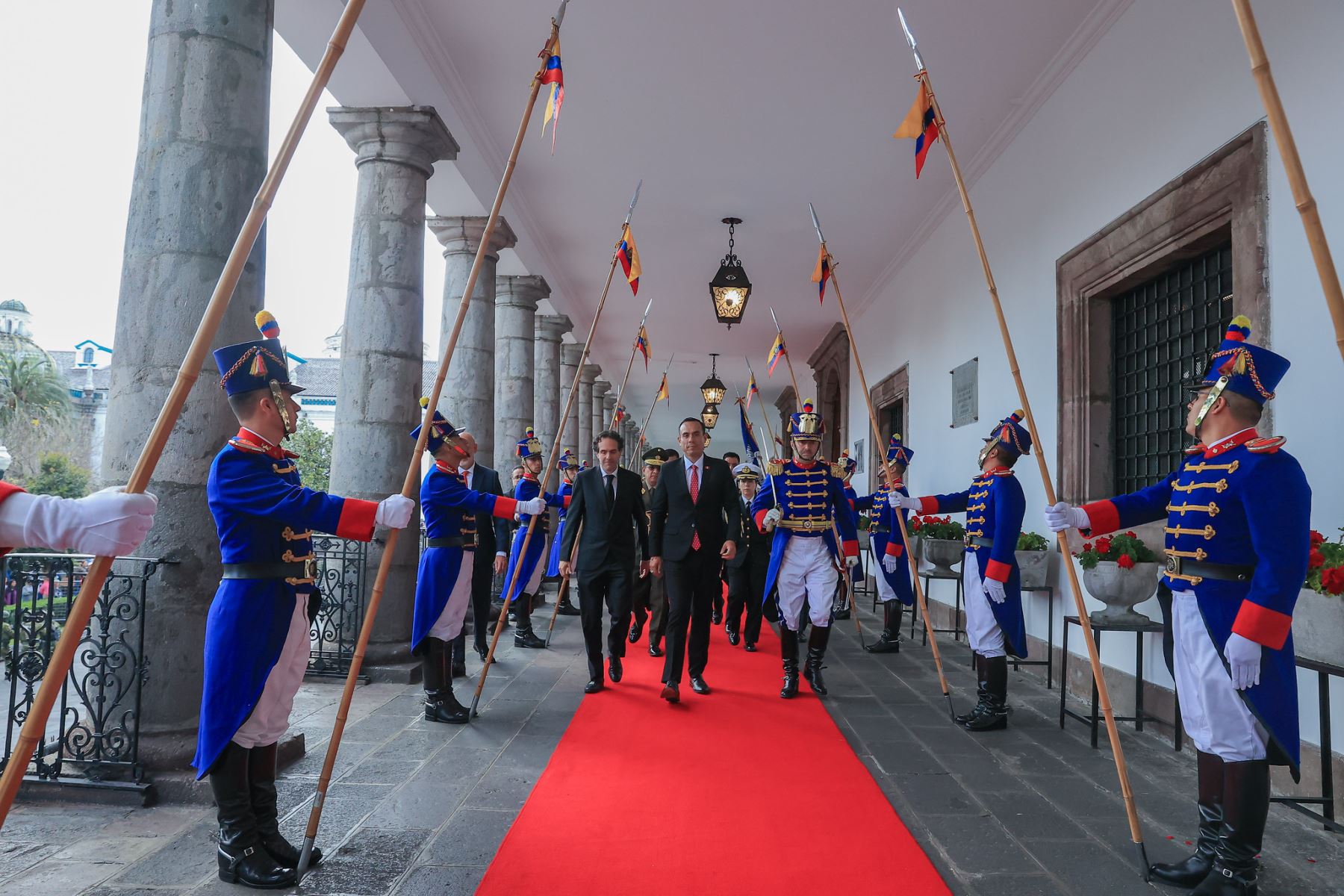 En el marco del Encuentro Presidencial y XVI Gabinete Binacional, el presidente José Jerí y su Gabinete Ministerial asistieron al Cambio de Guardia de los Granaderos de Tarqui en el Palacio de Carondelet, una ceremonia protocolar que resaltó el respeto mutuo entre Perú y Ecuador por sus tradiciones y símbolos históricos. Foto: Presidencia