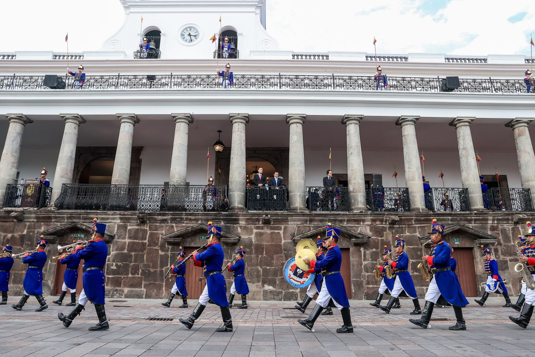En el marco del Encuentro Presidencial y XVI Gabinete Binacional, el presidente José Jerí y su Gabinete Ministerial asistieron al Cambio de Guardia de los Granaderos de Tarqui en el Palacio de Carondelet, una ceremonia protocolar que resaltó el respeto mutuo entre Perú y Ecuador por sus tradiciones y símbolos históricos. Foto: Presidencia