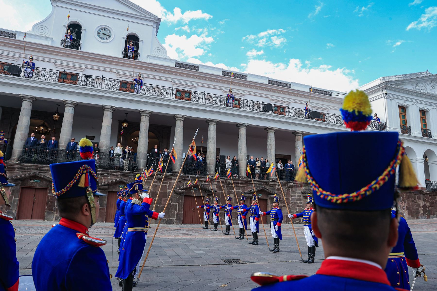 En el marco del Encuentro Presidencial y XVI Gabinete Binacional, el presidente José Jerí y su Gabinete Ministerial asistieron al Cambio de Guardia de los Granaderos de Tarqui en el Palacio de Carondelet, una ceremonia protocolar que resaltó el respeto mutuo entre Perú y Ecuador por sus tradiciones y símbolos históricos. Foto: Presidencia