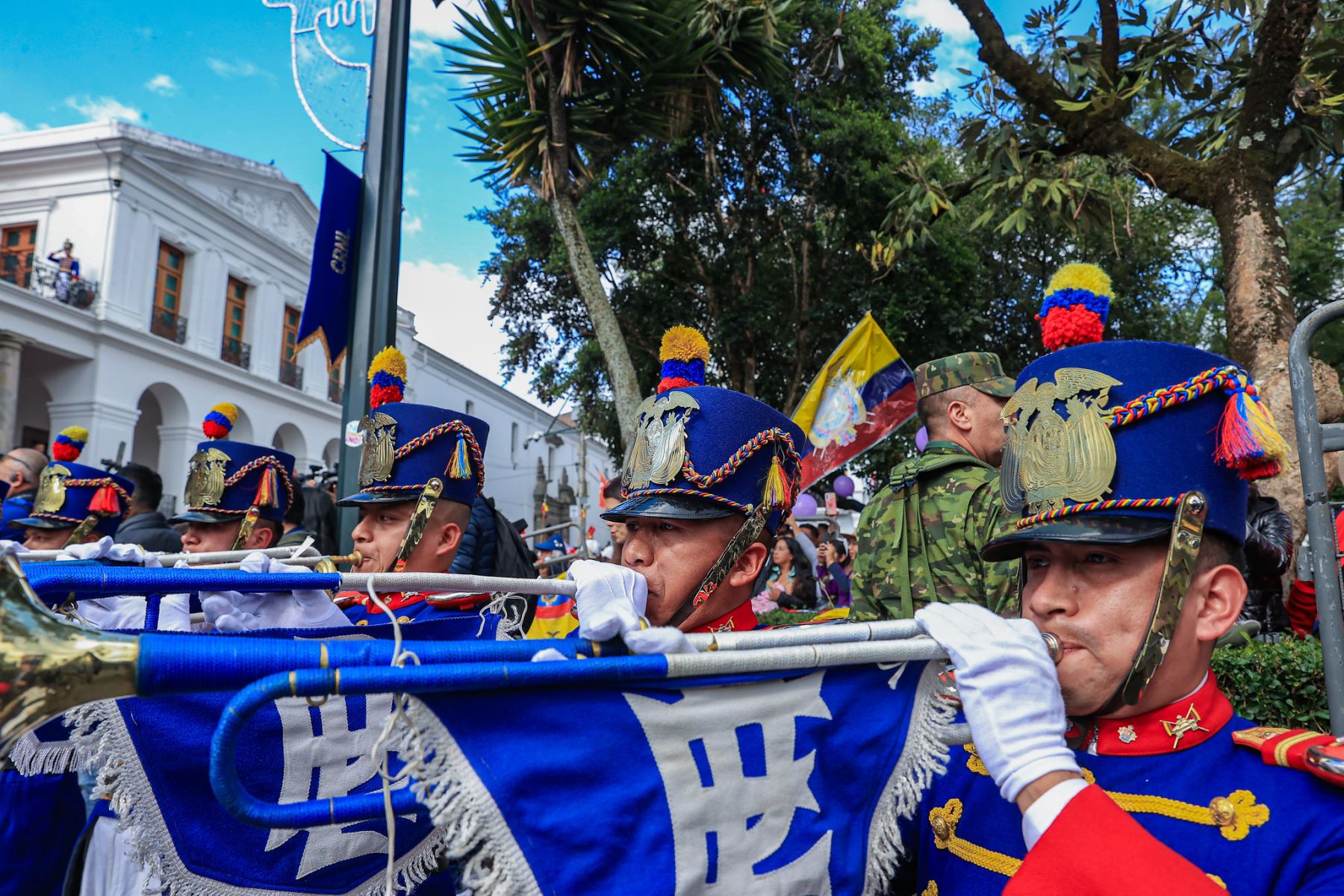 En el marco del Encuentro Presidencial y XVI Gabinete Binacional, el presidente José Jerí y su Gabinete Ministerial asistieron al Cambio de Guardia de los Granaderos de Tarqui en el Palacio de Carondelet, una ceremonia protocolar que resaltó el respeto mutuo entre Perú y Ecuador por sus tradiciones y símbolos históricos. Foto: Presidencia
