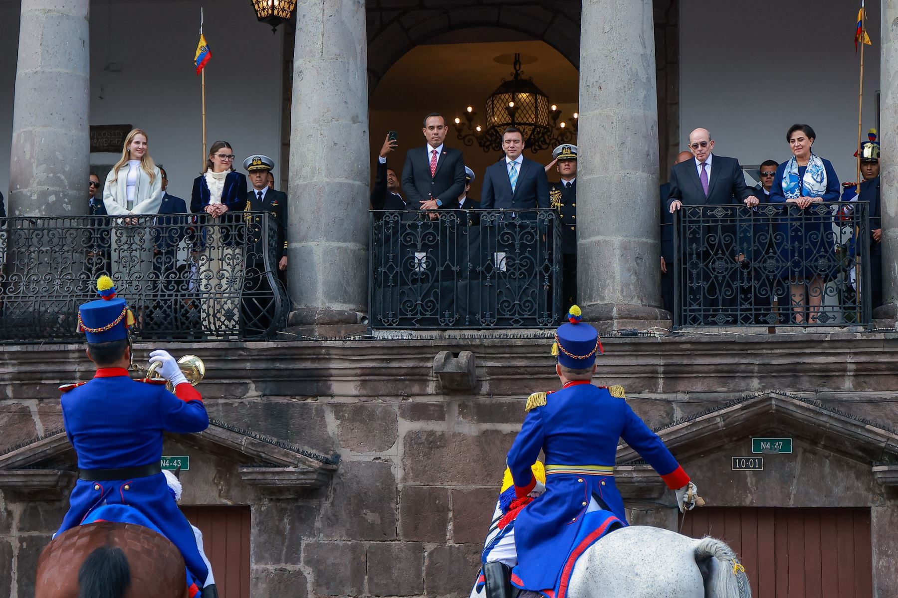 En el marco del Encuentro Presidencial y XVI Gabinete Binacional, el presidente José Jerí y su Gabinete Ministerial asistieron al Cambio de Guardia de los Granaderos de Tarqui en el Palacio de Carondelet, una ceremonia protocolar que resaltó el respeto mutuo entre Perú y Ecuador por sus tradiciones y símbolos históricos. Foto: Presidencia
