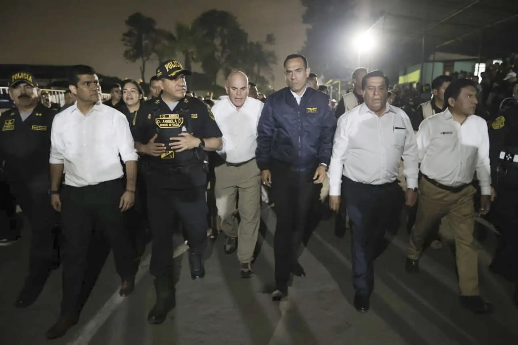A pocas horas de su retorno de Ecuador, el presidente de la república, José Jerí, participó en la presentación de los resultados del megaoperativo nacional de verificación migratoria, que permitió intervenir a más de 1 500 extranjeros indocumentados, en el mayor despliegue de este tipo realizado en el país, con el objetivo de proteger a la ciudadanía; los detenidos vienen siendo procesados y podrían ser expulsados. Foto: PCM/Anthony Niño de Guzmán