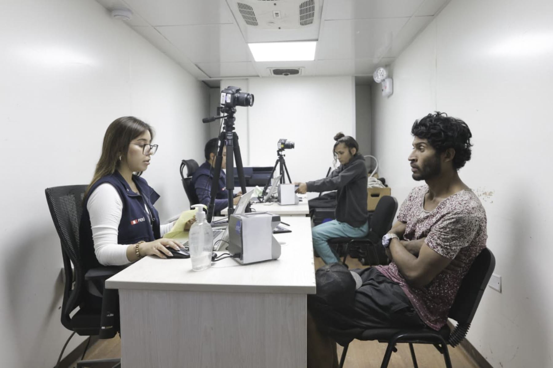 A pocas horas de su retorno de Ecuador, el presidente de la república, José Jerí, participó en la presentación de los resultados del megaoperativo nacional de verificación migratoria, que permitió intervenir a más de 1 500 extranjeros indocumentados, en el mayor despliegue de este tipo realizado en el país, con el objetivo de proteger a la ciudadanía; los detenidos vienen siendo procesados y podrían ser expulsados. Foto: PCM/Anthony Niño de Guzmán