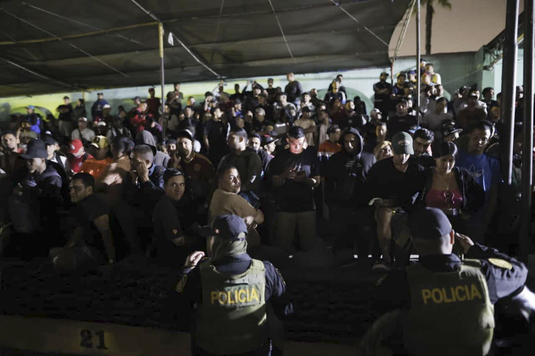 A pocas horas de su retorno de Ecuador, el presidente de la república, José Jerí, participó en la presentación de los resultados del megaoperativo nacional de verificación migratoria, que permitió intervenir a más de 1 500 extranjeros indocumentados, en el mayor despliegue de este tipo realizado en el país, con el objetivo de proteger a la ciudadanía; los detenidos vienen siendo procesados y podrían ser expulsados. Foto: PCM/Anthony Niño de Guzmán