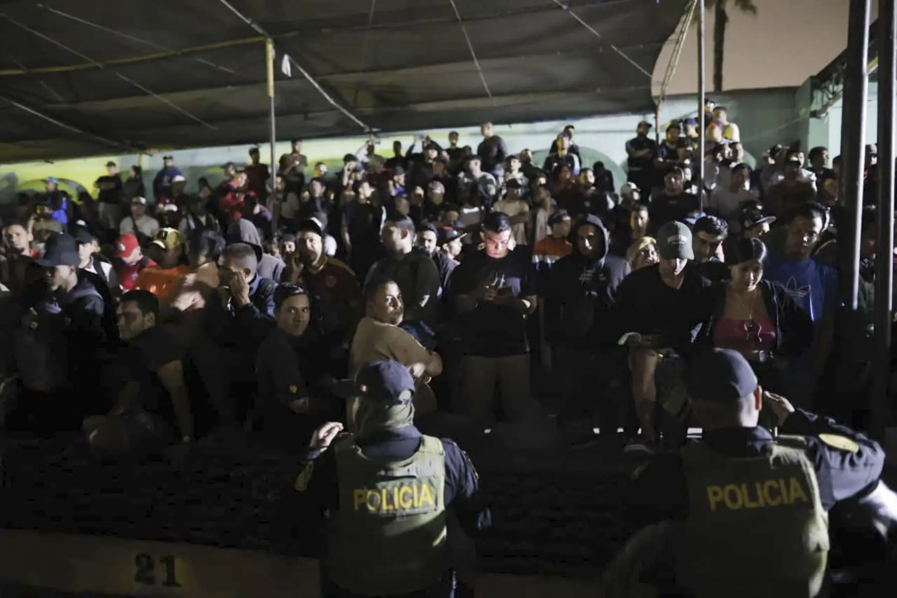 A pocas horas de su retorno de Ecuador, el presidente de la república, José Jerí, participó en la presentación de los resultados del megaoperativo nacional de verificación migratoria, que permitió intervenir a más de 1 500 extranjeros indocumentados, en el mayor despliegue de este tipo realizado en el país, con el objetivo de proteger a la ciudadanía; los detenidos vienen siendo procesados y podrían ser expulsados. Foto: PCM/Anthony Niño de Guzmán