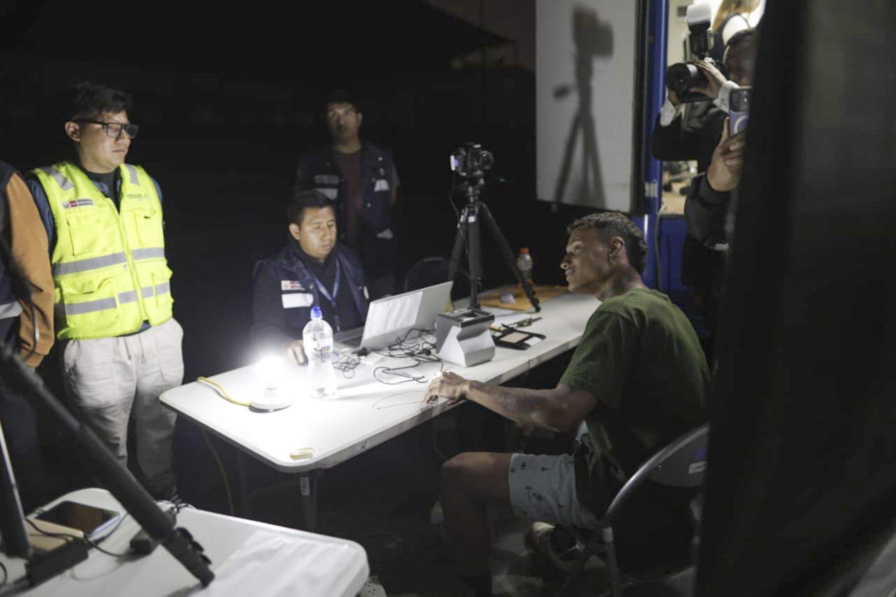 A pocas horas de su retorno de Ecuador, el presidente de la república, José Jerí, participó en la presentación de los resultados del megaoperativo nacional de verificación migratoria, que permitió intervenir a más de 1 500 extranjeros indocumentados, en el mayor despliegue de este tipo realizado en el país, con el objetivo de proteger a la ciudadanía; los detenidos vienen siendo procesados y podrían ser expulsados. Foto: PCM/Anthony Niño de Guzmán