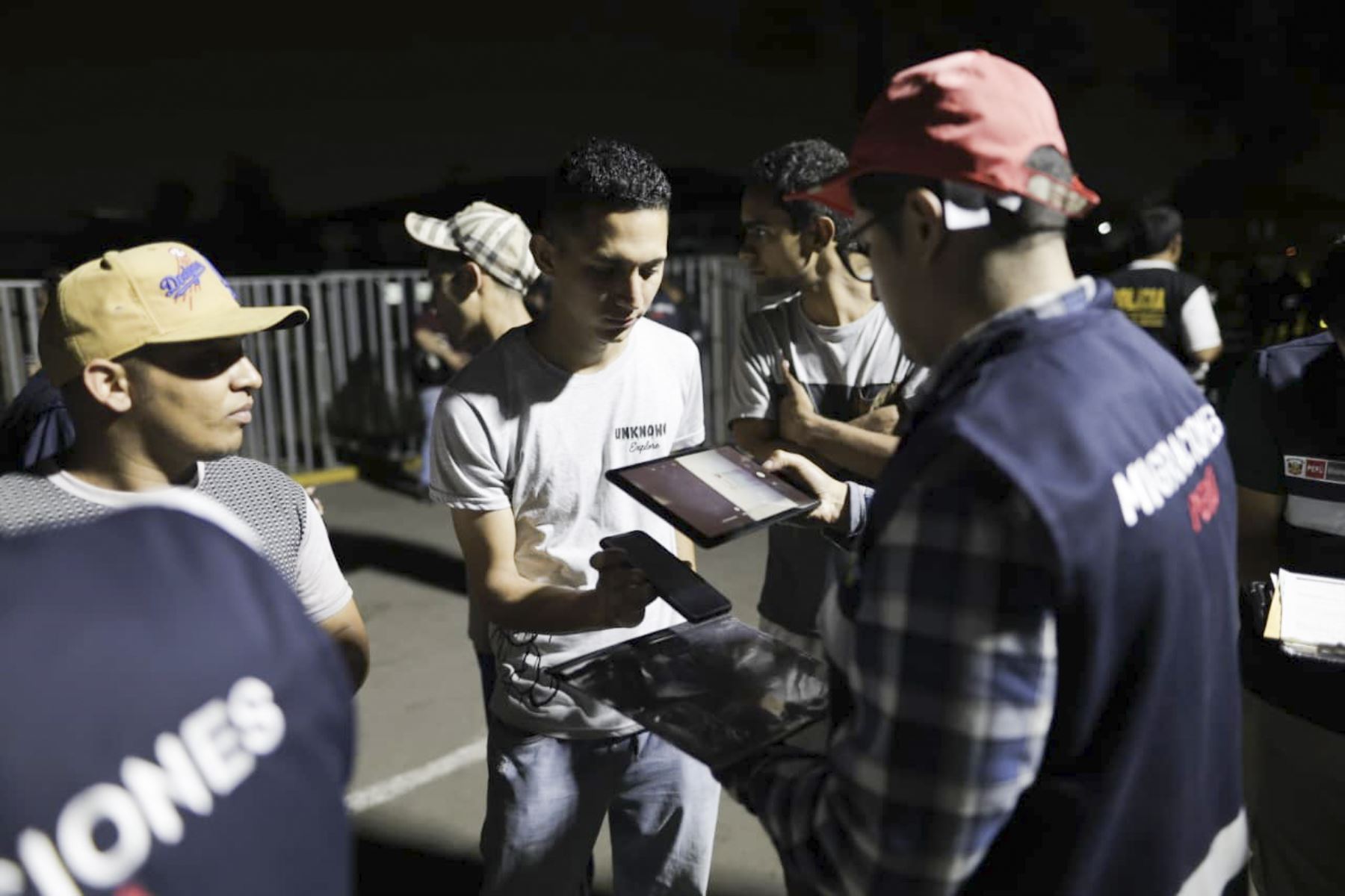 A pocas horas de su retorno de Ecuador, el presidente de la república, José Jerí, participó en la presentación de los resultados del megaoperativo nacional de verificación migratoria, que permitió intervenir a más de 1 500 extranjeros indocumentados, en el mayor despliegue de este tipo realizado en el país, con el objetivo de proteger a la ciudadanía; los detenidos vienen siendo procesados y podrían ser expulsados. Foto: PCM/Anthony Niño de Guzmán