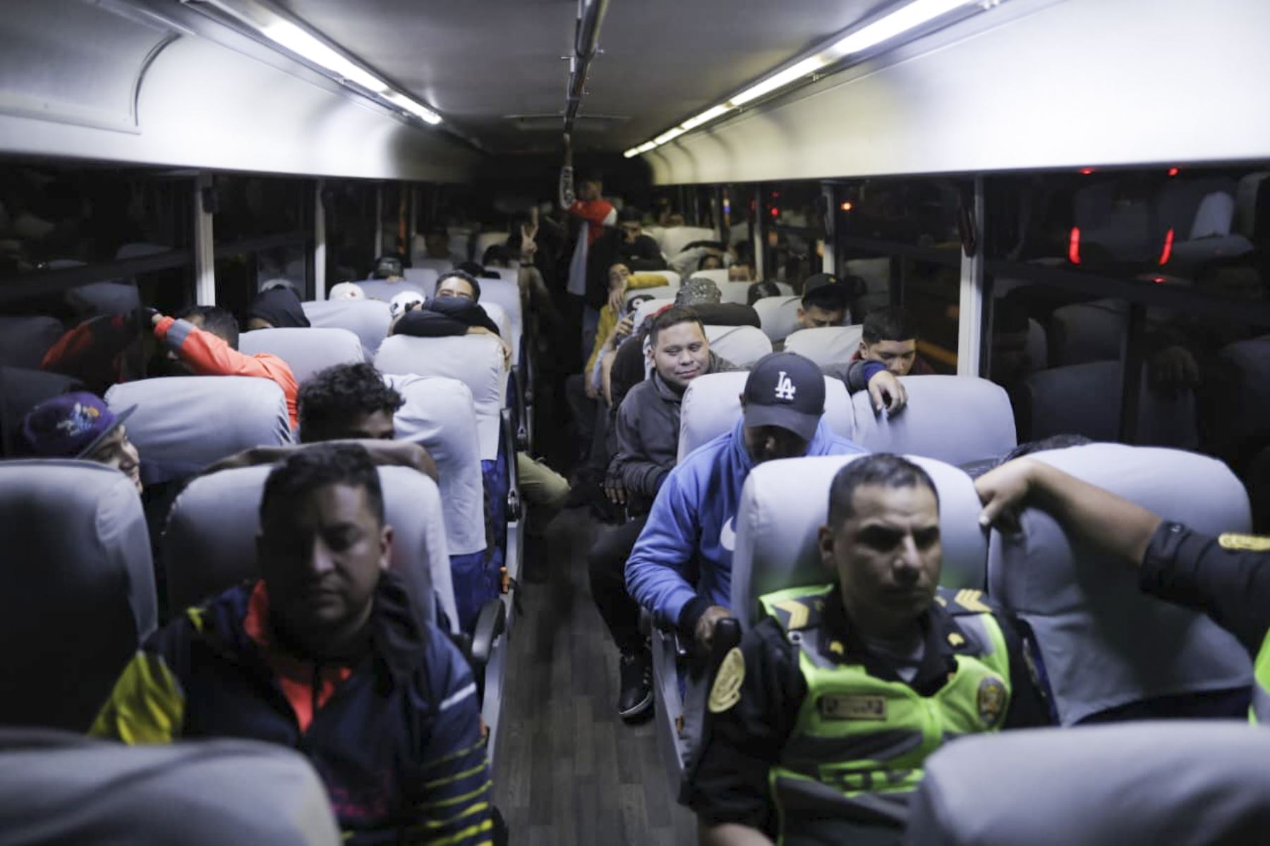 A pocas horas de su retorno de Ecuador, el presidente de la república, José Jerí, participó en la presentación de los resultados del megaoperativo nacional de verificación migratoria, que permitió intervenir a más de 1 500 extranjeros indocumentados, en el mayor despliegue de este tipo realizado en el país, con el objetivo de proteger a la ciudadanía; los detenidos vienen siendo procesados y podrían ser expulsados. Foto: PCM/Anthony Niño de Guzmán