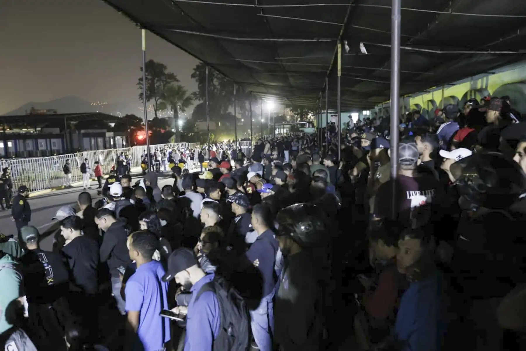 A pocas horas de su retorno de Ecuador, el presidente de la república, José Jerí, participó en la presentación de los resultados del megaoperativo nacional de verificación migratoria, que permitió intervenir a más de 1 500 extranjeros indocumentados, en el mayor despliegue de este tipo realizado en el país, con el objetivo de proteger a la ciudadanía; los detenidos vienen siendo procesados y podrían ser expulsados. Foto: PCM/Anthony Niño de Guzmán