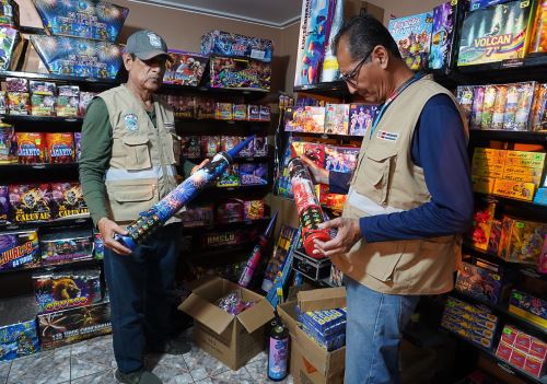 En un operativo conjunto efectuado en la ciudad de Huacho, región Lima, la Policía Nacional y Sucamec incautaron 3.5 toneladas de productos pirotécnicos importados y artesanales almacenados en un depósito ilegal. ANDINA/Difusión