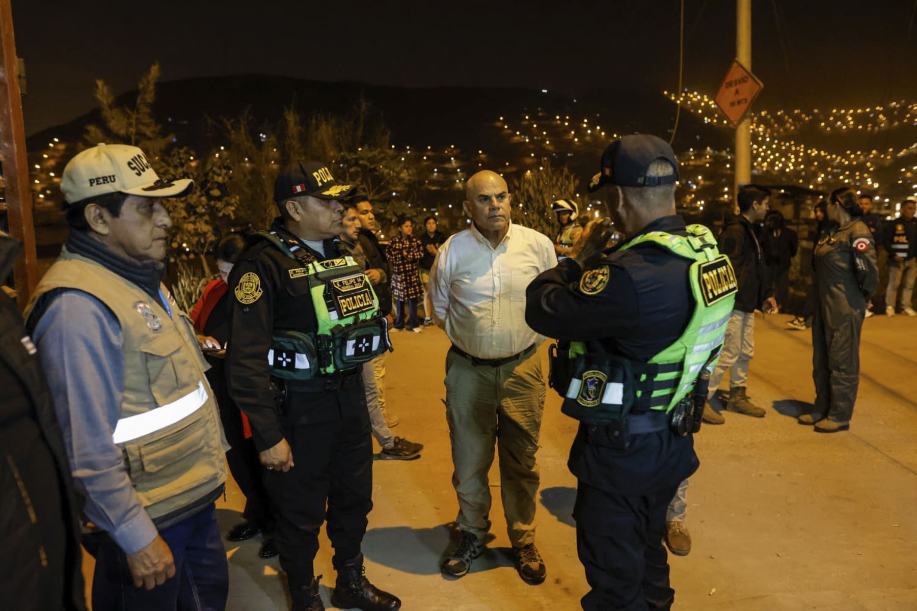 El presidente del Consejo de Ministros, Ernesto Álvarez Miranda, supervisó un segundo operativo policial en Nueva Esperanza, distrito de Villa María del Triunfo, donde se logró incautar 5 toneladas de artefactos pirotécnicos importados, altamente peligrosos.