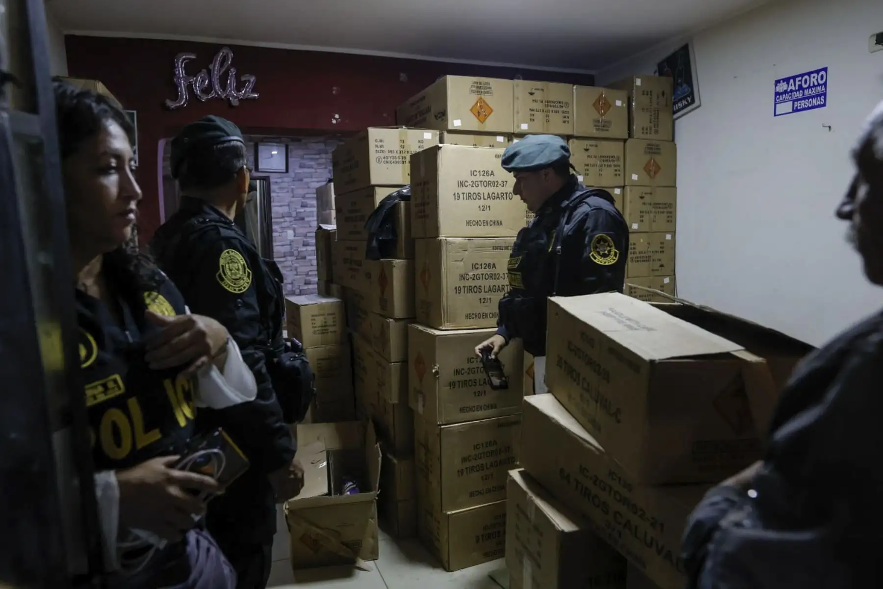 El presidente del Consejo de Ministros, Ernesto Álvarez Miranda, supervisó un segundo operativo policial en Nueva Esperanza, distrito de Villa María del Triunfo, donde se logró incautar 5 toneladas de artefactos pirotécnicos importados, altamente peligrosos.
