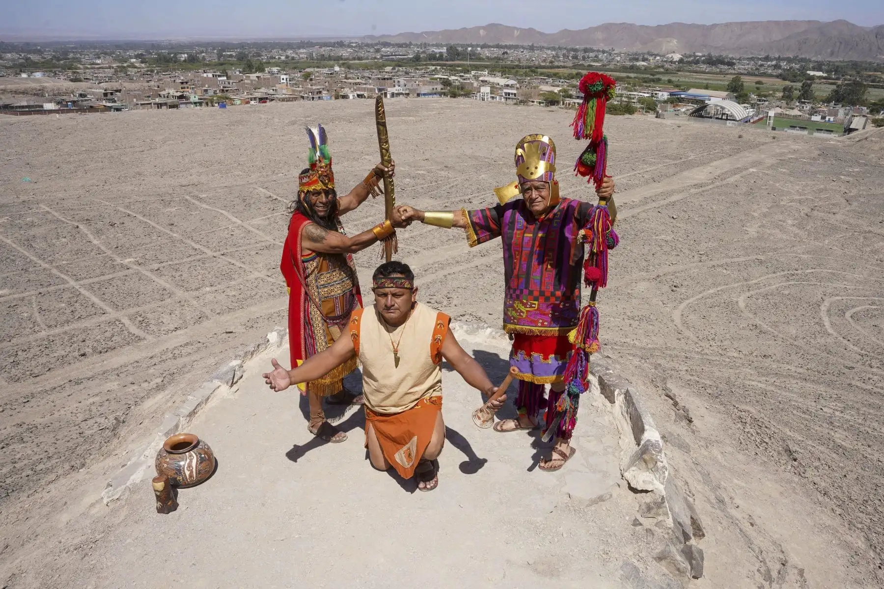 La campaña se inició con el tradicional “pago a la tierra”, ritual andino de agradecimiento a la Pachamama, a cargo de dos ciudadanos vestidos con atuendos inspirados en la cultura Nasca. Foto: Genry Bautista