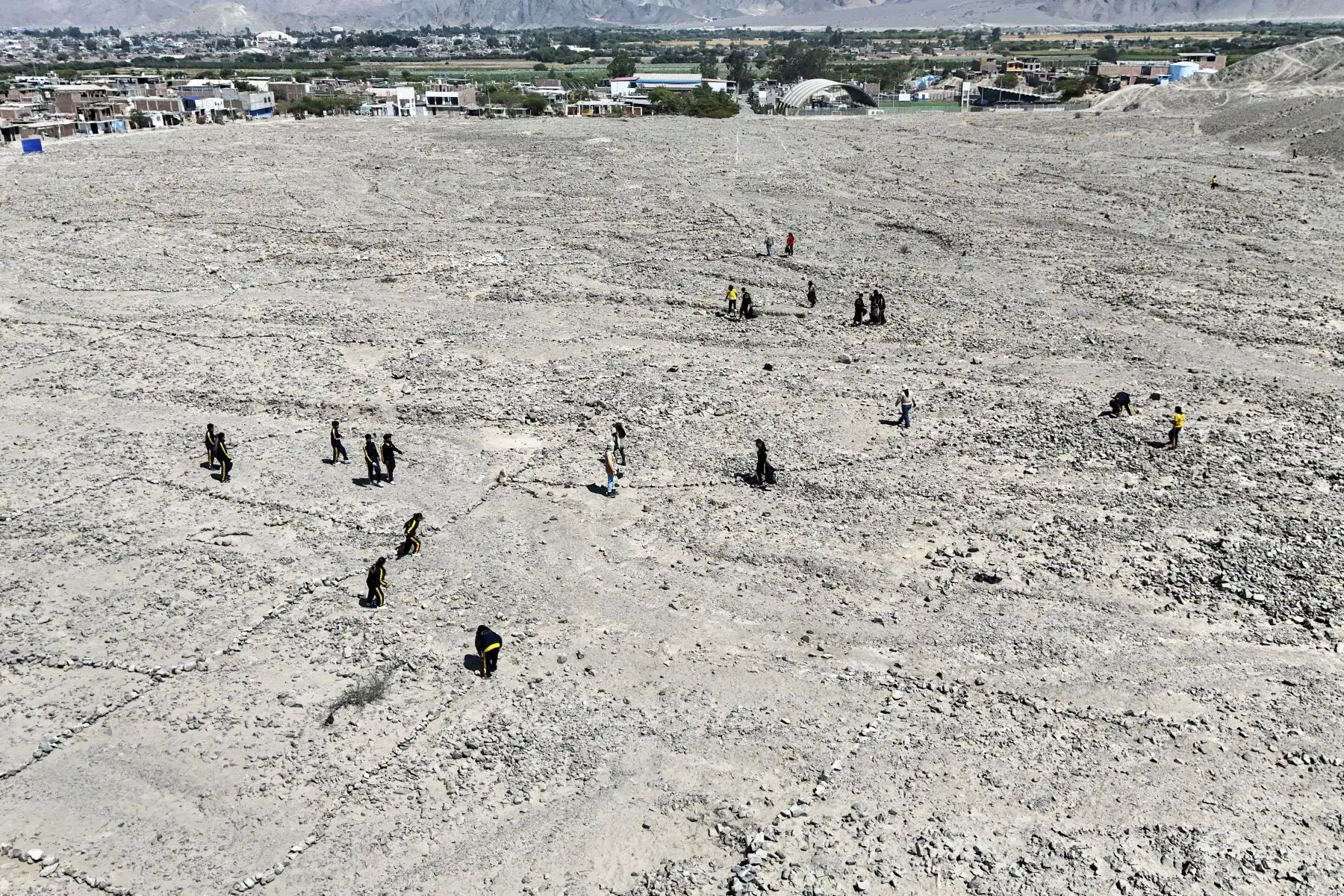 Más de 30 voluntarios recolectaron media tonelada de basura y desechos en los terrenos aledaños al paisaje arqueológico Telar de Buena Fe, en la provincia de Nasca, región Ica. Foto: Genry Bautista
