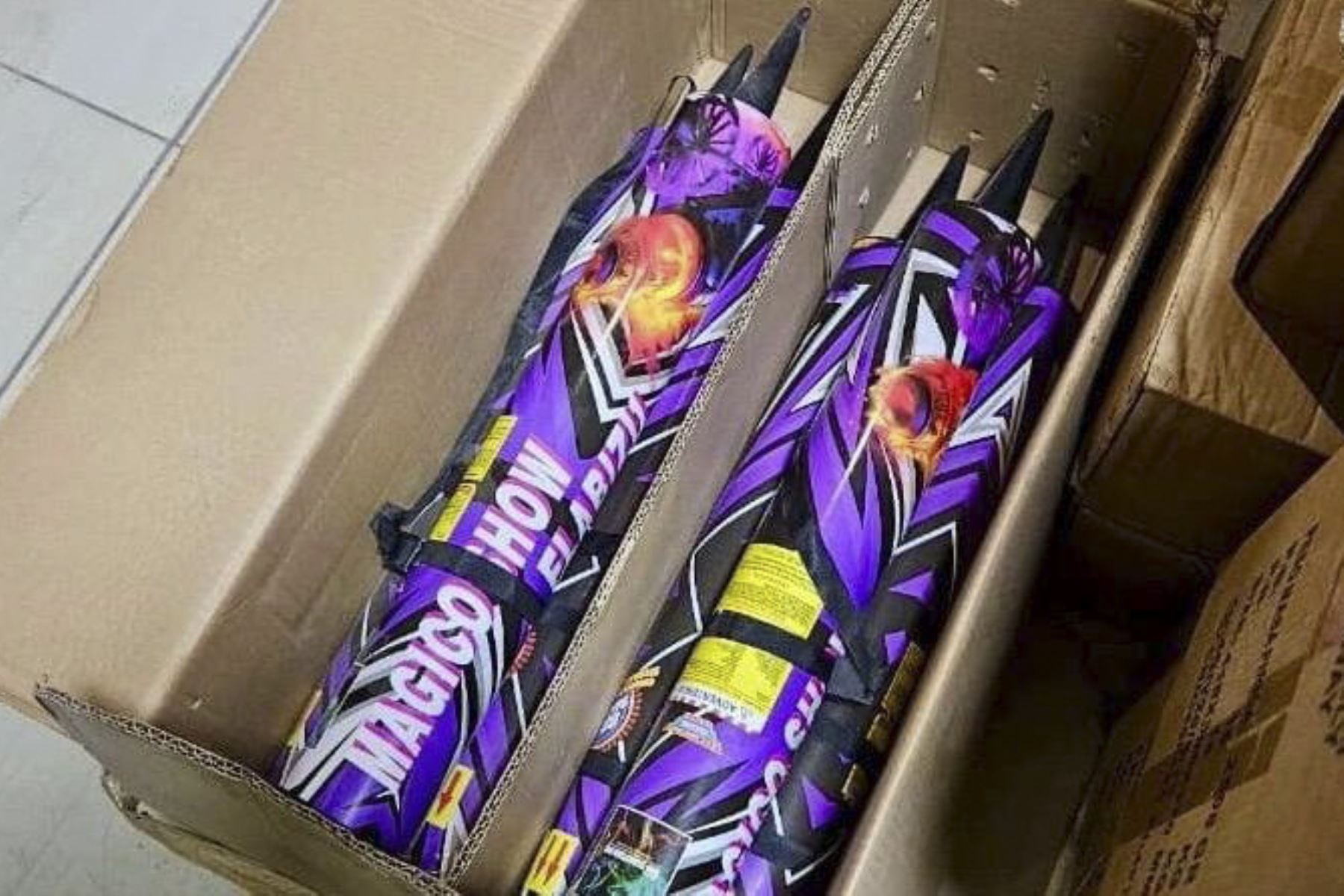 El presidente del Consejo de Ministros, Ernesto Álvarez Miranda, supervisó un segundo operativo policial en Nueva Esperanza, distrito de Villa María del Triunfo, donde se logró incautar 5 toneladas de artefactos pirotécnicos importados, altamente peligrosos. Foto: PCM