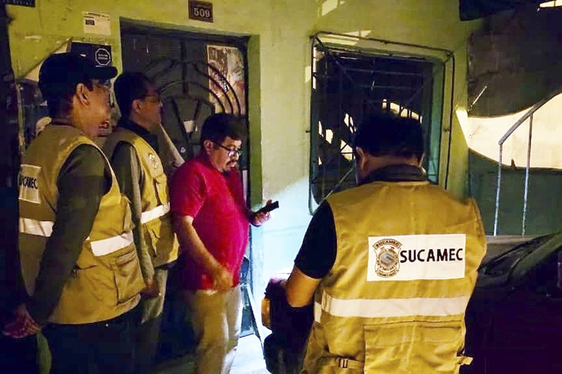 El presidente del Consejo de Ministros, Ernesto Álvarez Miranda, supervisó un segundo operativo policial en Nueva Esperanza, distrito de Villa María del Triunfo, donde se logró incautar 5 toneladas de artefactos pirotécnicos importados, altamente peligrosos. Foto: PCM