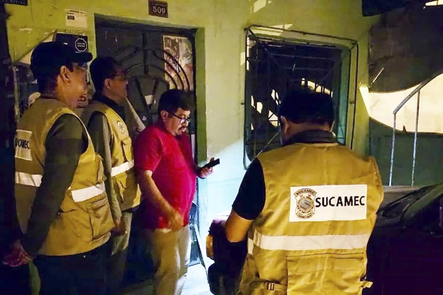 El presidente del Consejo de Ministros, Ernesto Álvarez Miranda, supervisó un segundo operativo policial en Nueva Esperanza, distrito de Villa María del Triunfo, donde se logró incautar 5 toneladas de artefactos pirotécnicos importados, altamente peligrosos. Foto: PCM