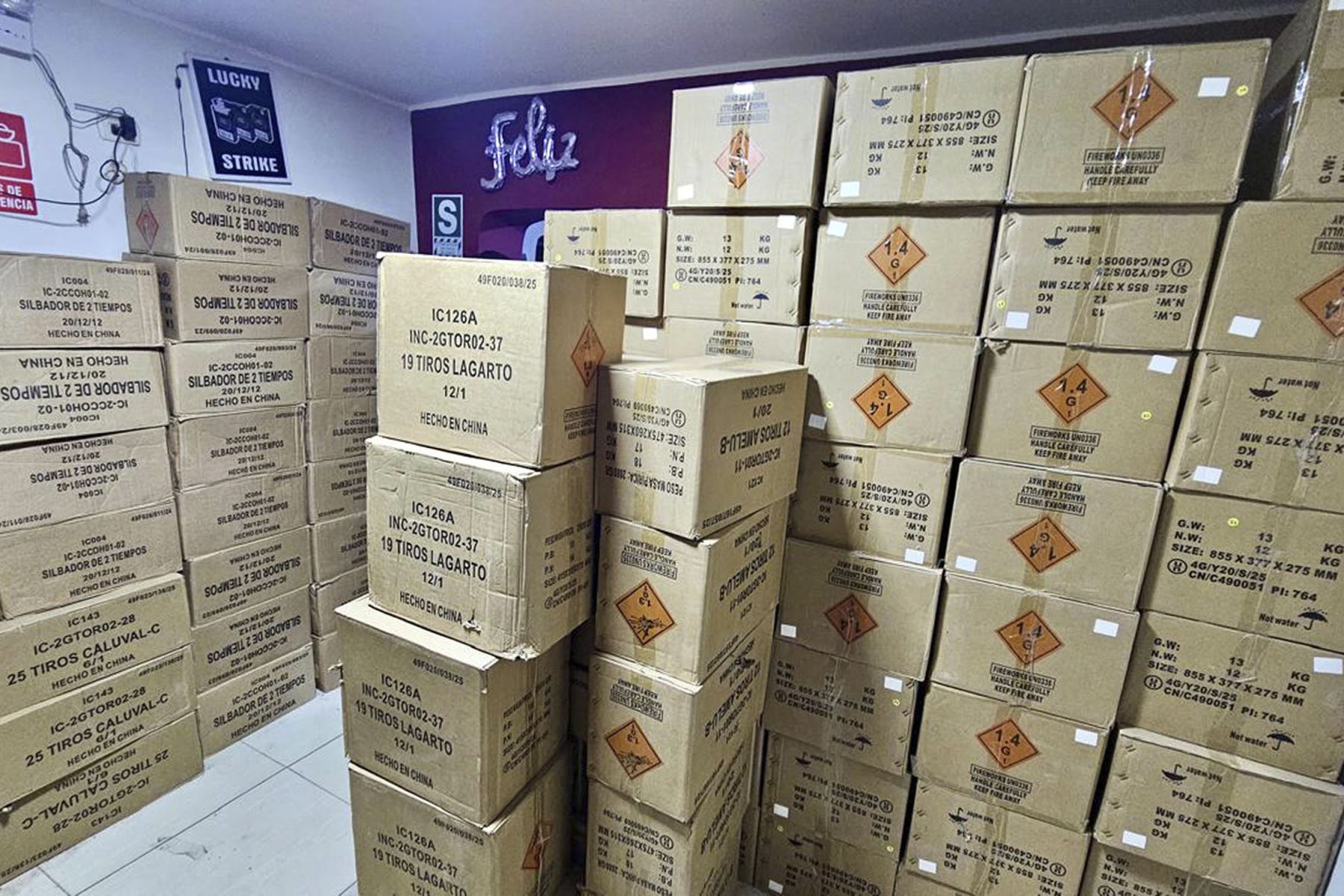 El presidente del Consejo de Ministros, Ernesto Álvarez Miranda, supervisó un segundo operativo policial en Nueva Esperanza, distrito de Villa María del Triunfo, donde se logró incautar 5 toneladas de artefactos pirotécnicos importados, altamente peligrosos. Foto: PCM