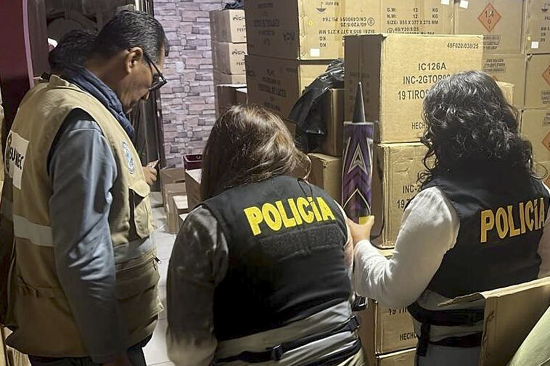 El presidente del Consejo de Ministros, Ernesto Álvarez Miranda, supervisó un segundo operativo policial en Nueva Esperanza, distrito de Villa María del Triunfo, donde se logró incautar 5 toneladas de artefactos pirotécnicos importados, altamente peligrosos. Foto: PCM