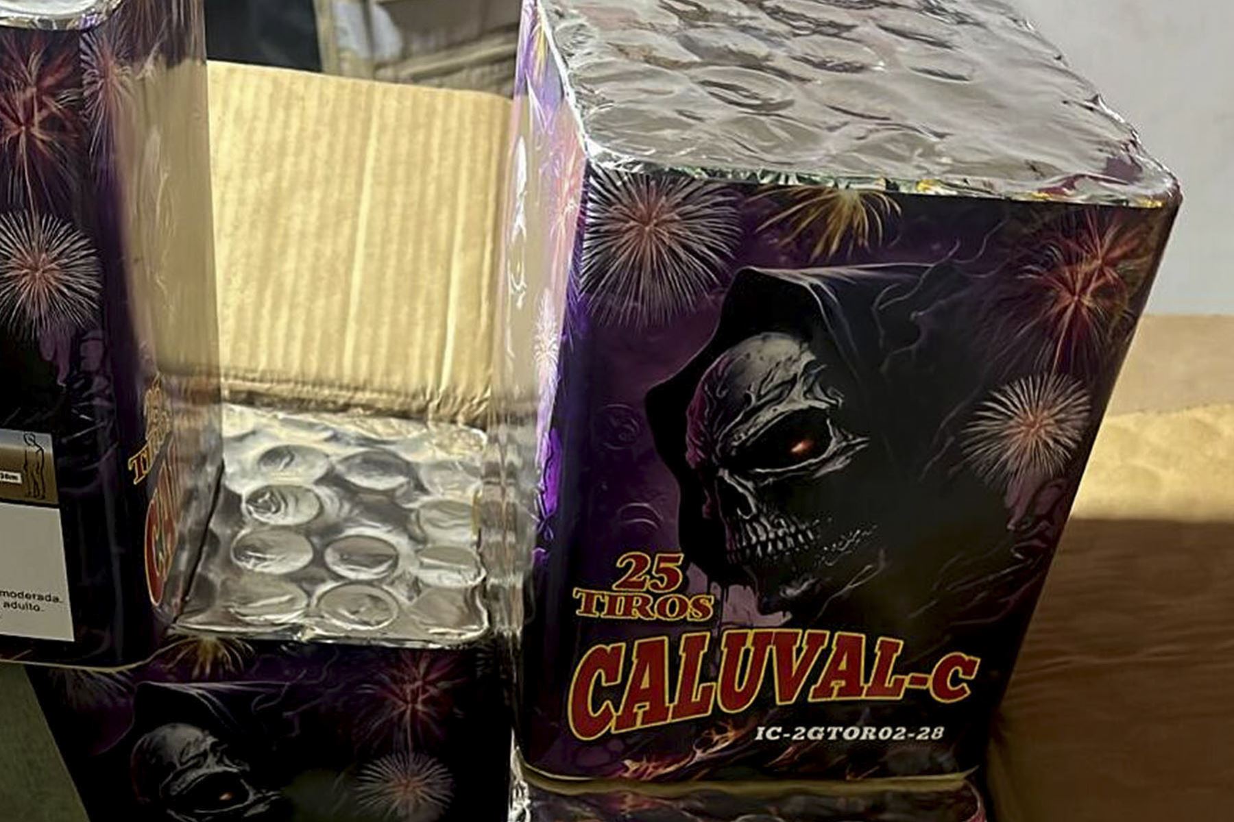 El presidente del Consejo de Ministros, Ernesto Álvarez Miranda, supervisó un segundo operativo policial en Nueva Esperanza, distrito de Villa María del Triunfo, donde se logró incautar 5 toneladas de artefactos pirotécnicos importados, altamente peligrosos. Foto: PCM