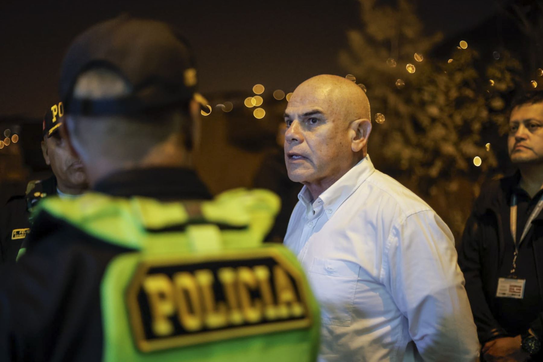 El presidente del Consejo de Ministros, Ernesto Álvarez Miranda, supervisó un segundo operativo policial en Nueva Esperanza, distrito de Villa María del Triunfo, donde se logró incautar 5 toneladas de artefactos pirotécnicos importados, altamente peligrosos. Foto: PCM