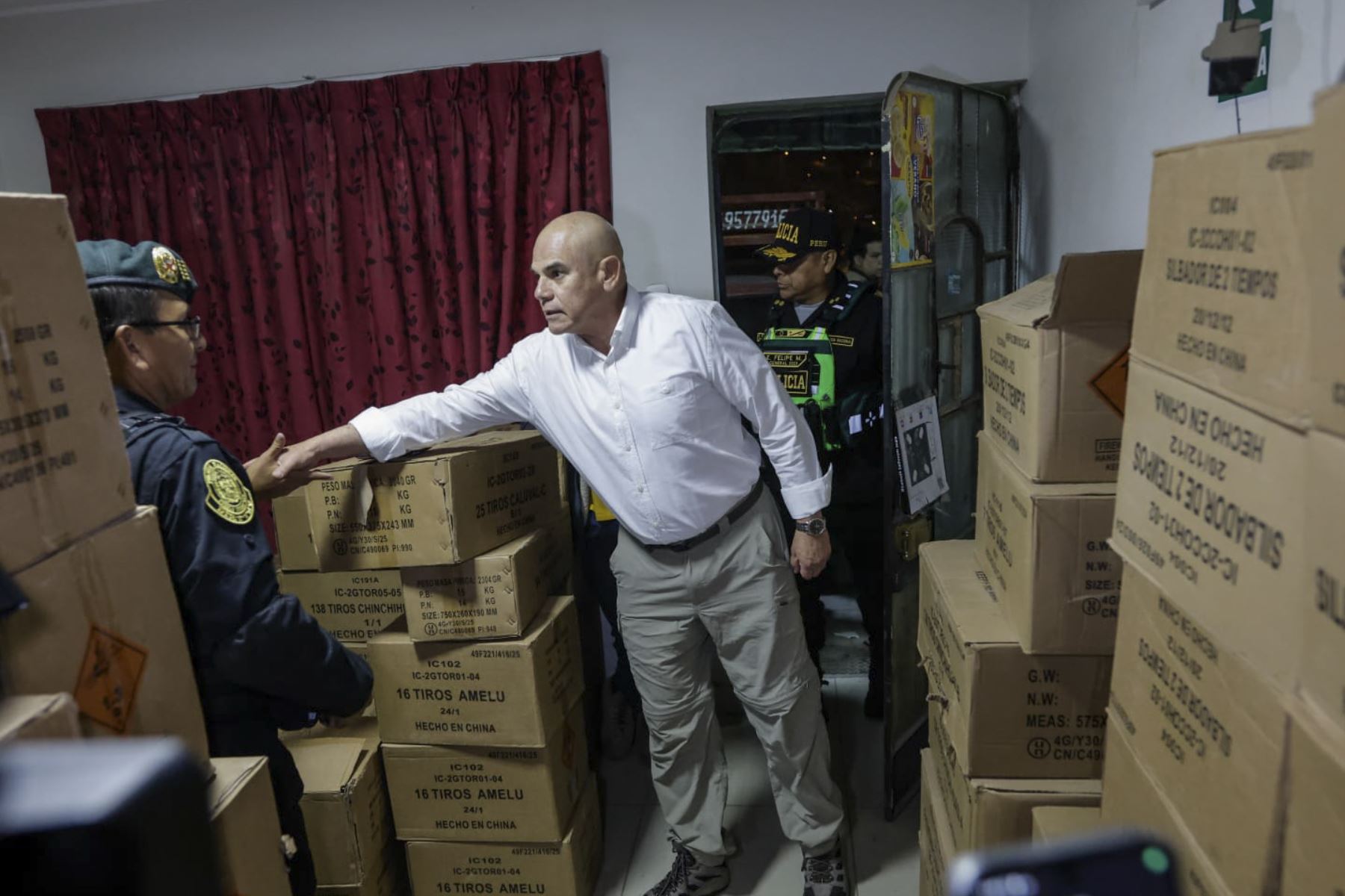 El presidente del Consejo de Ministros, Ernesto Álvarez Miranda, supervisó un segundo operativo policial en Nueva Esperanza, distrito de Villa María del Triunfo, donde se logró incautar 5 toneladas de artefactos pirotécnicos importados, altamente peligrosos. Foto: PCM