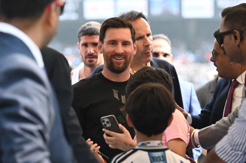 Un fanático se toma una selfie con el delantero argentino #10 del Inter de Miami, Lionel Messi, en el Estadio Salt Lake en Calcuta. Foto: AFP
